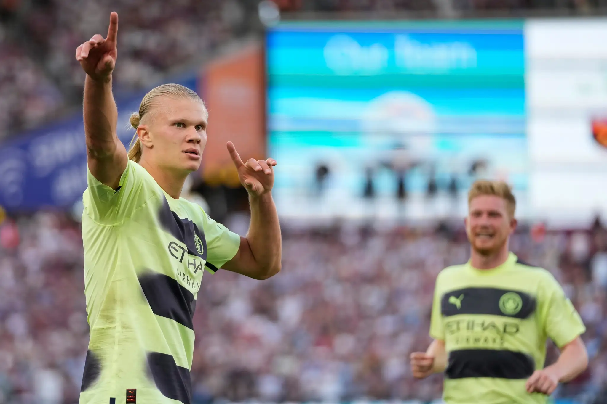 Erling Haaland z Manchestru City sa teší po strelení druhého gólu.