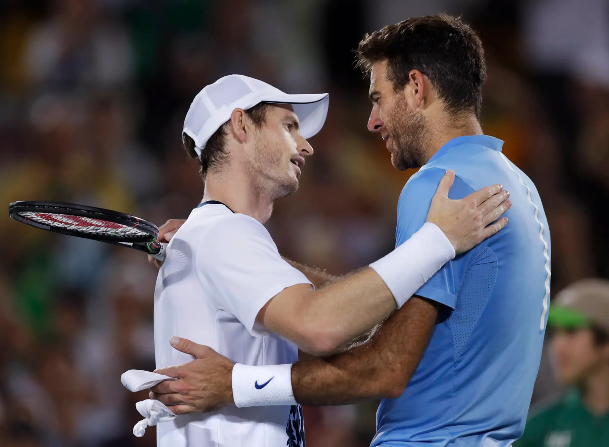 Brit Andy Murray a Argentínčan Juan Martin del Potrom si podávajú ruky po finále mužskej dvojhry na OH v Riu de Janeiro.