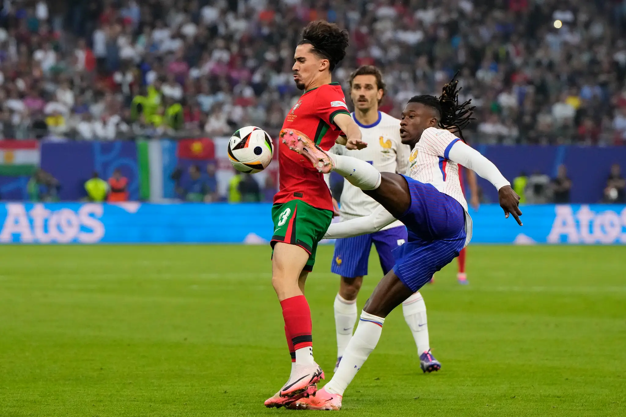 Portugalský hráč Pepe (vľavo) v súboji s Francúzom Eduardom Camavingom.