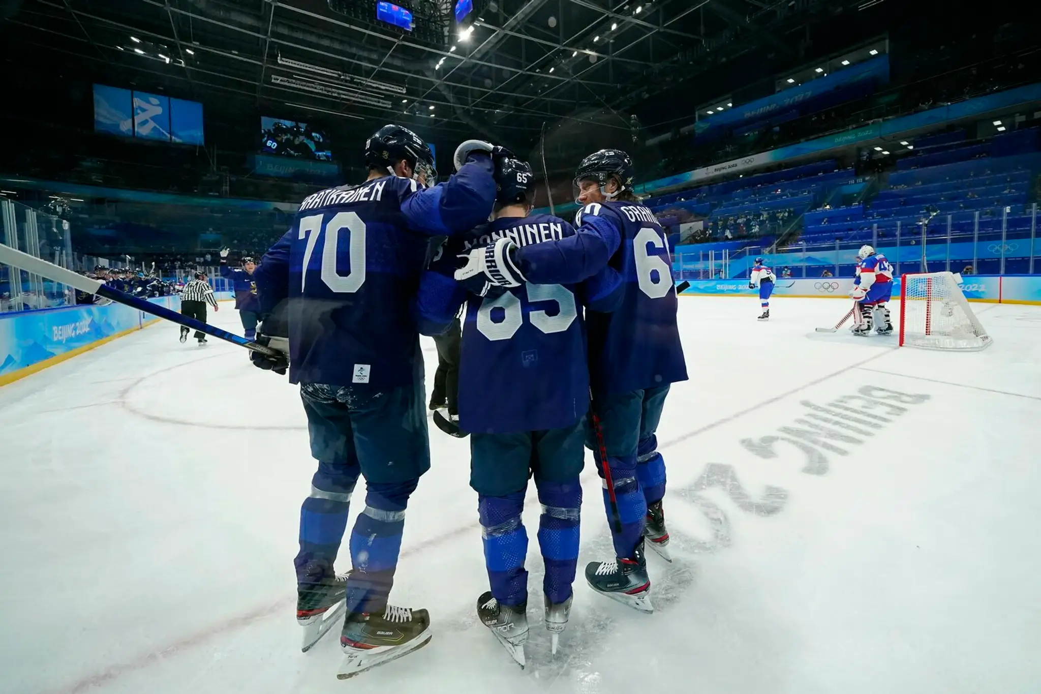 Fín Sakari Manninen oslavuje so spoluhráčmi gól v zápase ZOH 2022 proti Slovensku.