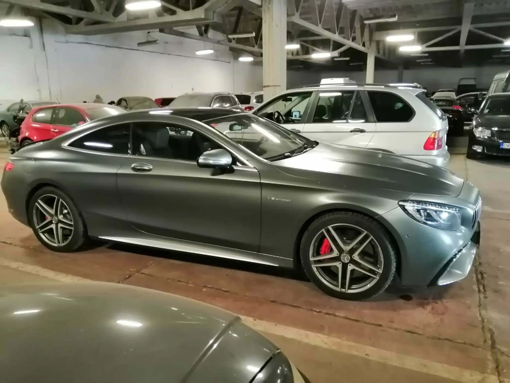 Zadržané luxusné auto políciou počas medzinárodnej akcie.