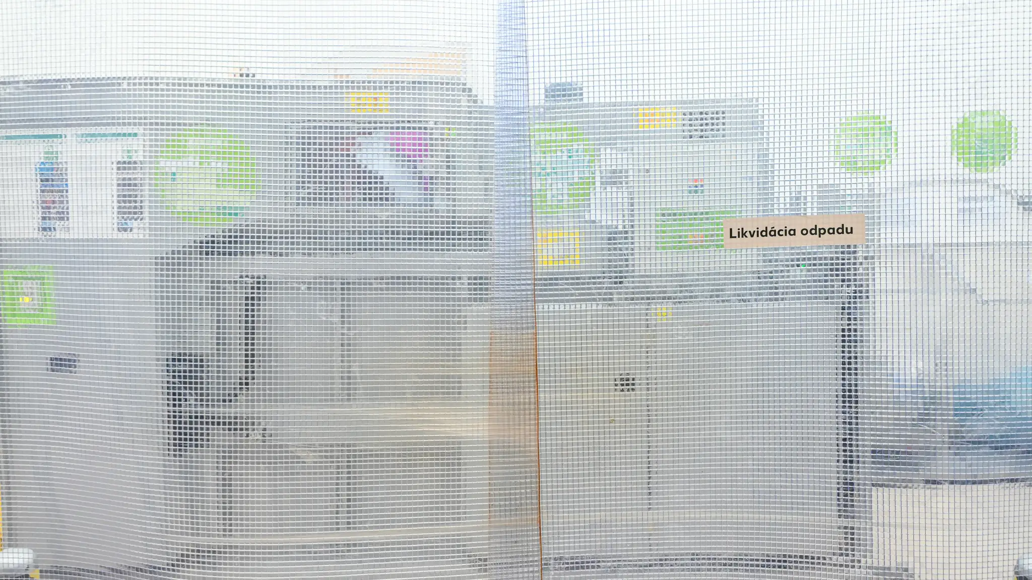 Miesto, kde zamestnanci vyhadzujú špinavé obaly.
