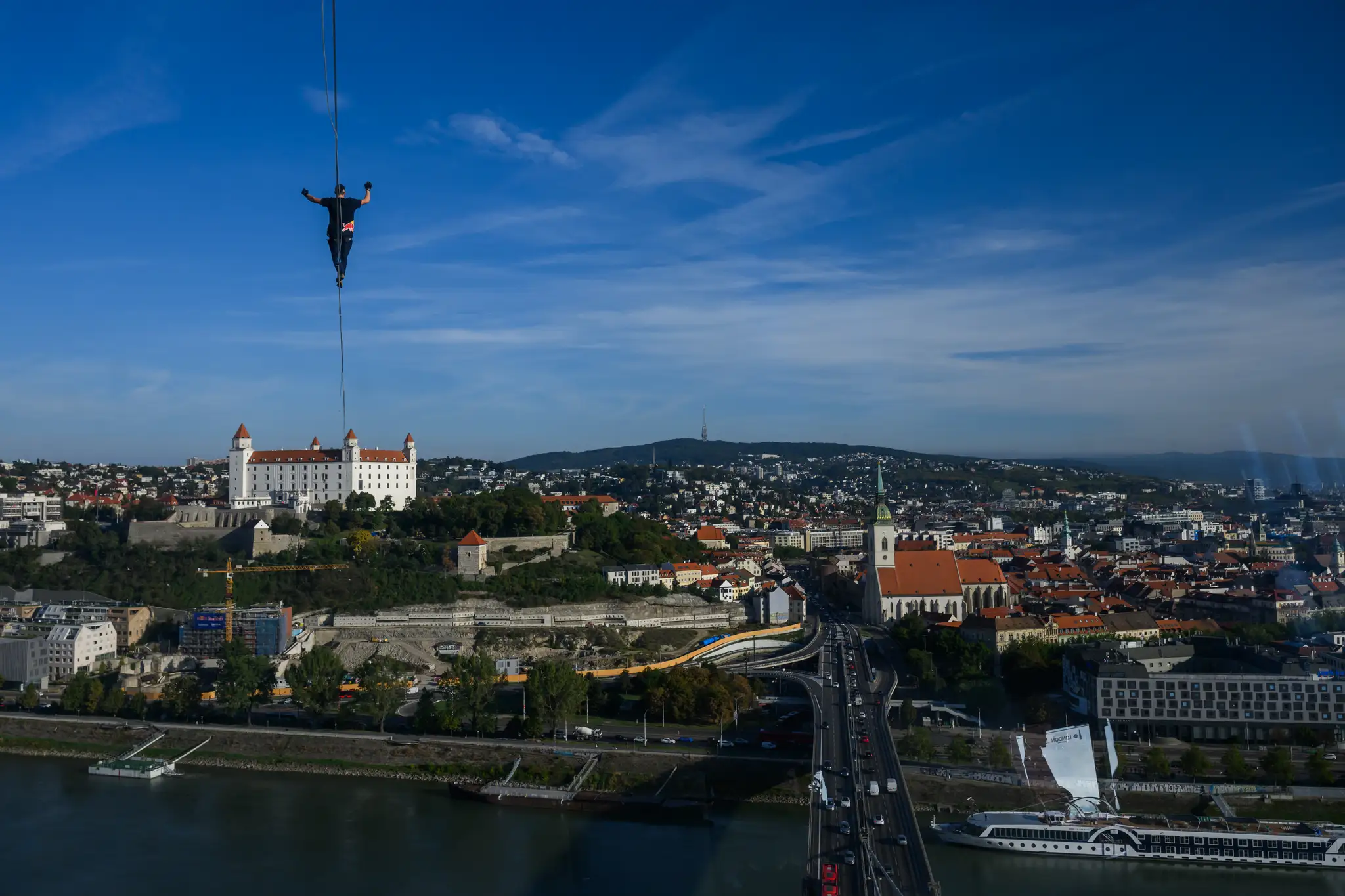 Estónec vo výške 100 metrov nad Bratislavou chce prekonať rekord.