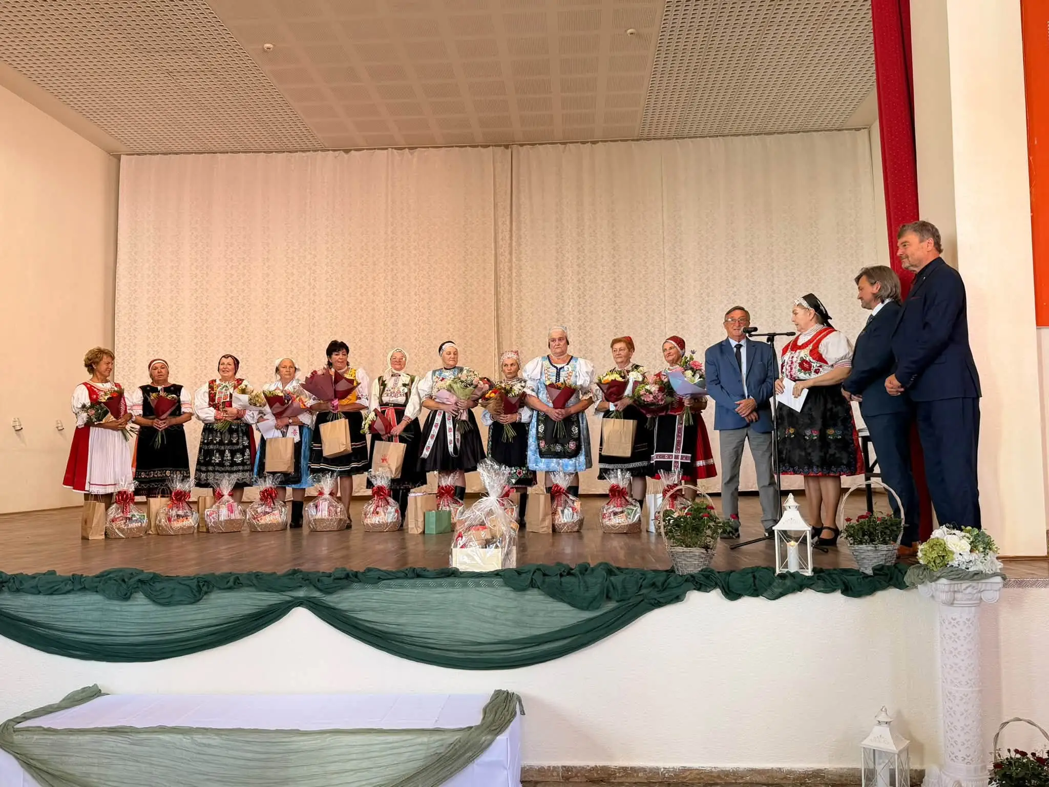V Jarovniciach súťažilo 11 senioriek o titul Naj babička.