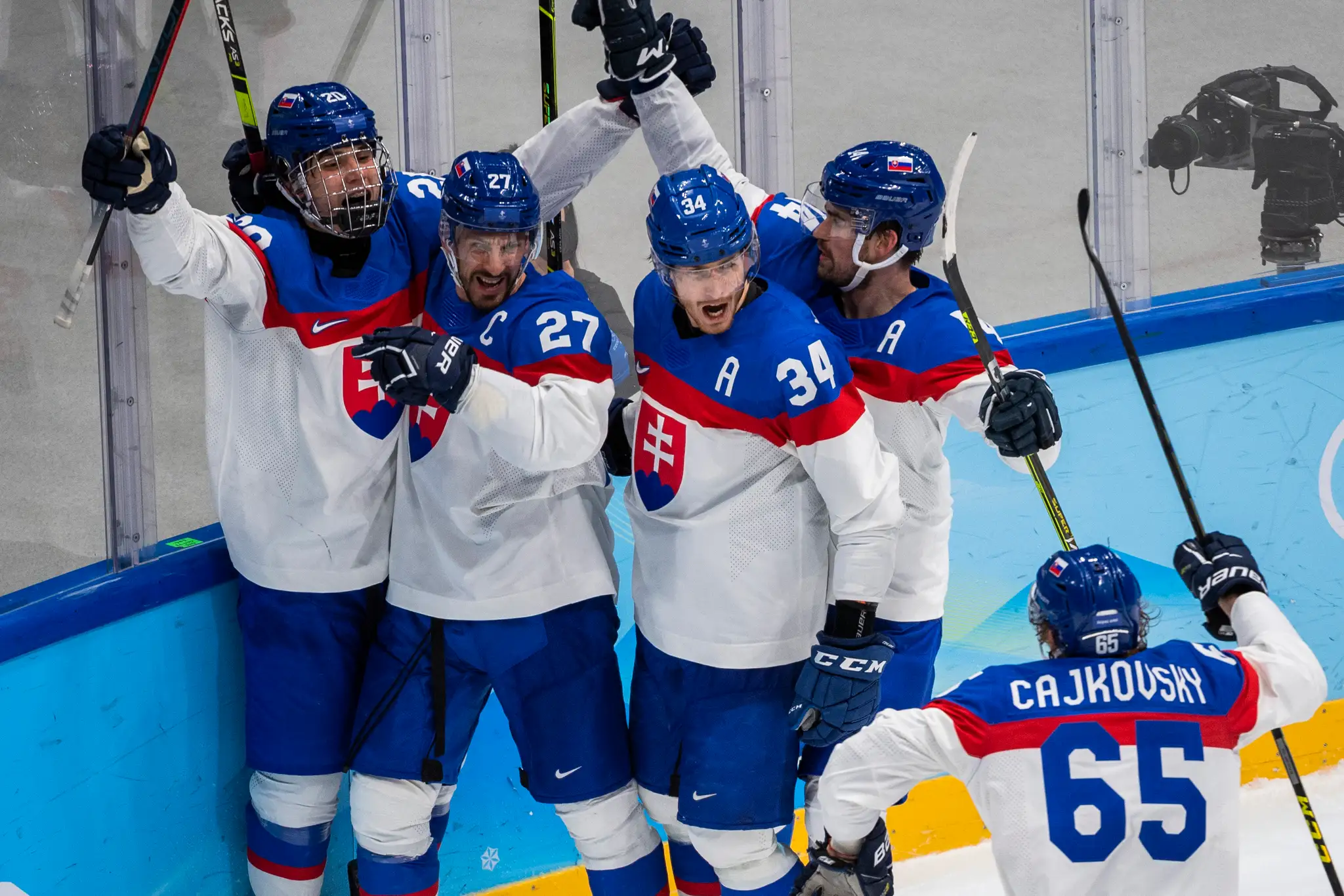 Zľava Juraj Slafkovský, Marek Hrivík, Peter Cehlárik, Peter Čerešňák a Michal Čajkovský oslavujú gól vo štvrťfinále ZOH 2022 proti USA.