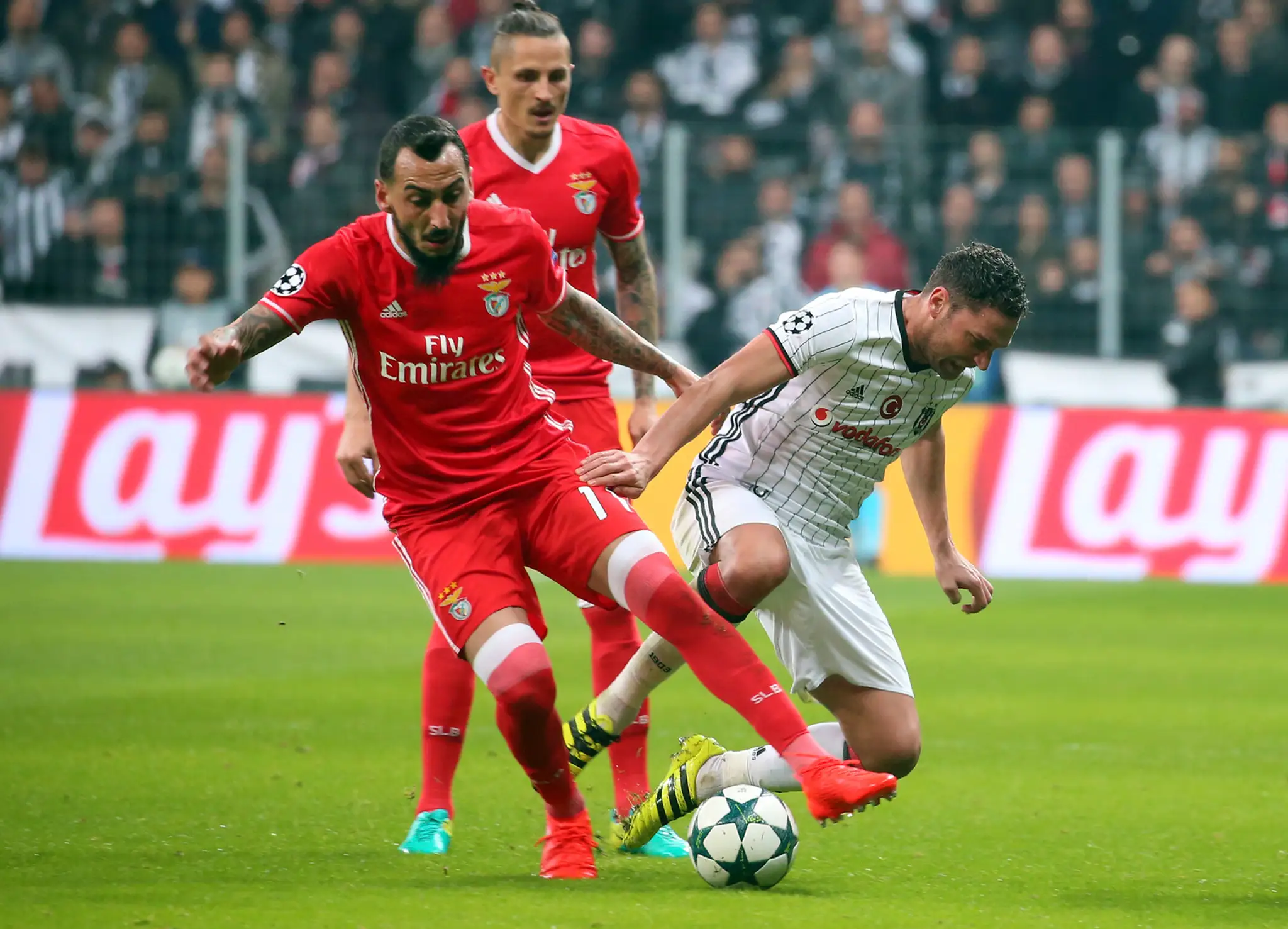 Kostas Mitroglou (vľavo) z Benficy Lisabon sa snaží zakryť si loptu pred Duškom Tošičom z Besiktasu v dueli LM.