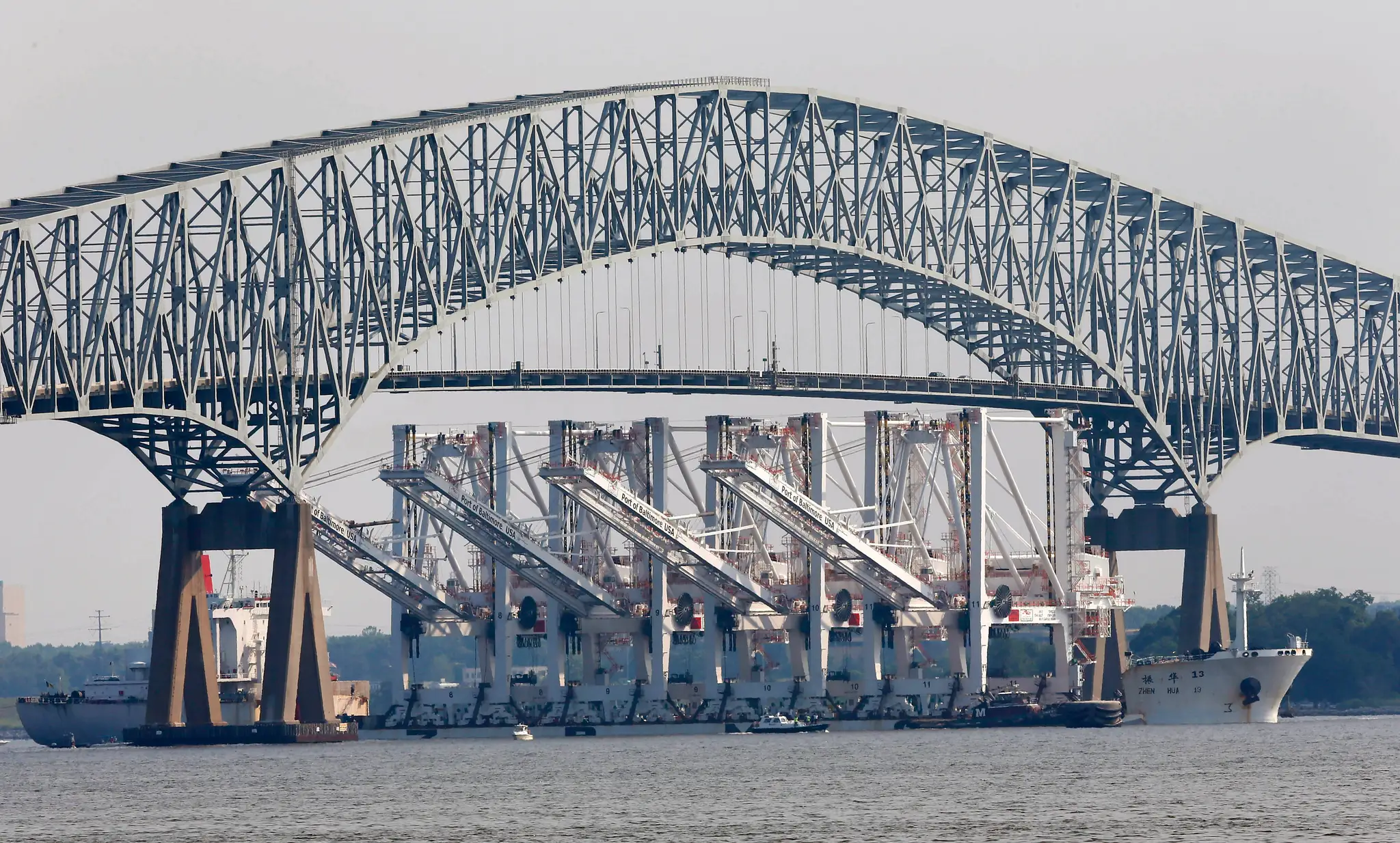 Na archívnej snímke z 20. júna 2012 loď Čen Chua 13, ktorá preváža štyri obrovské žeriavy, pláva popod most Key Bridge (Francis Scott Key Bridge) v americkom meste Baltimore.