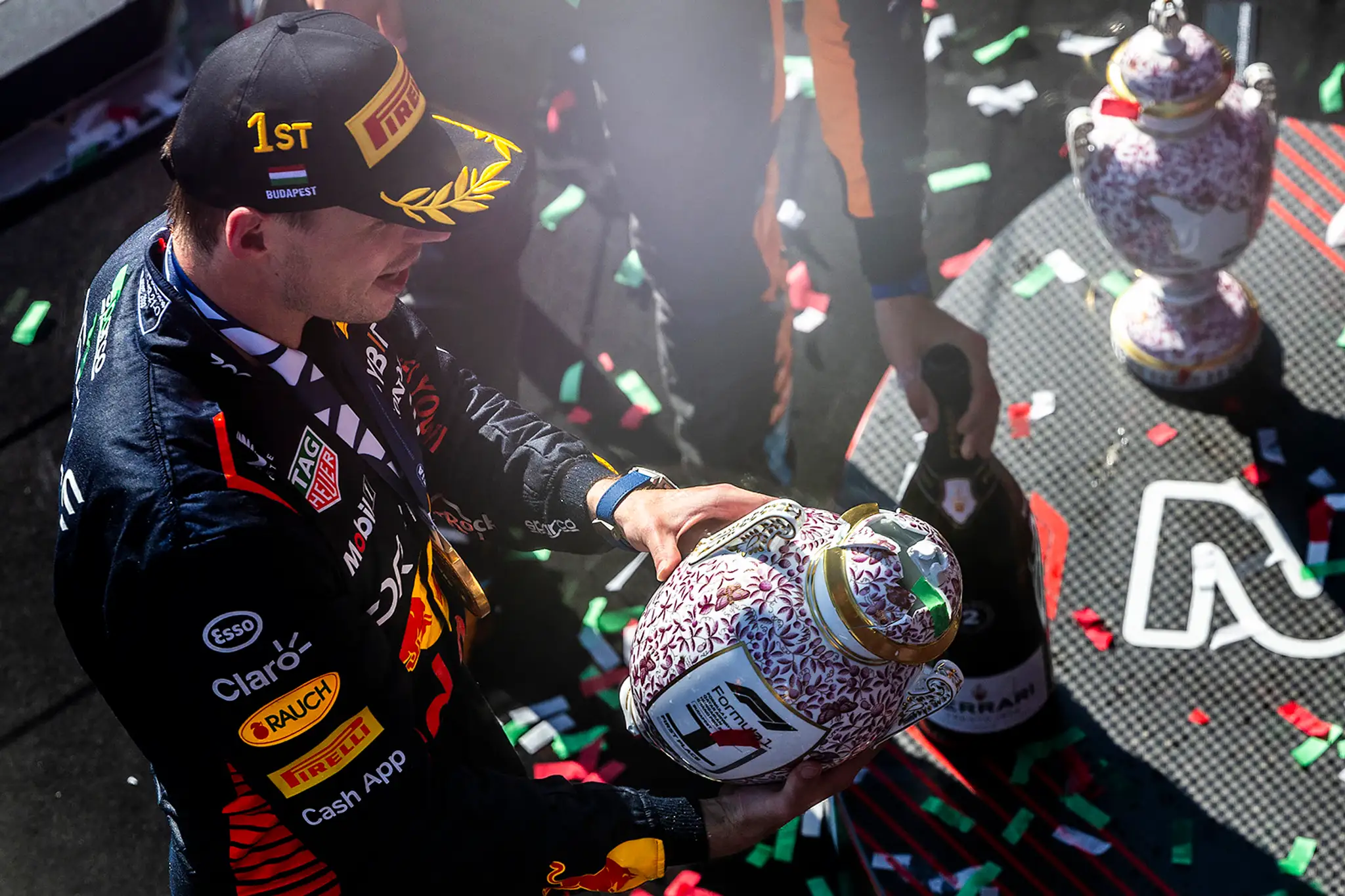 Max Verstappen oslavuje ďalší triumf.