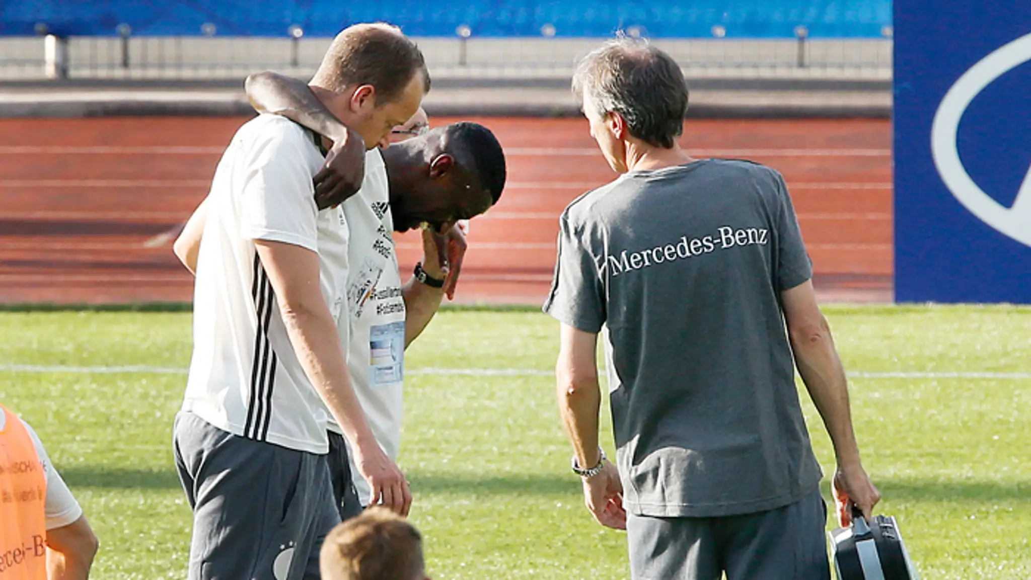 Nemecký reprezentačný obranca Antonio Rüdiger opúšťa ihrisko po zranení na verejnom tréningu.
