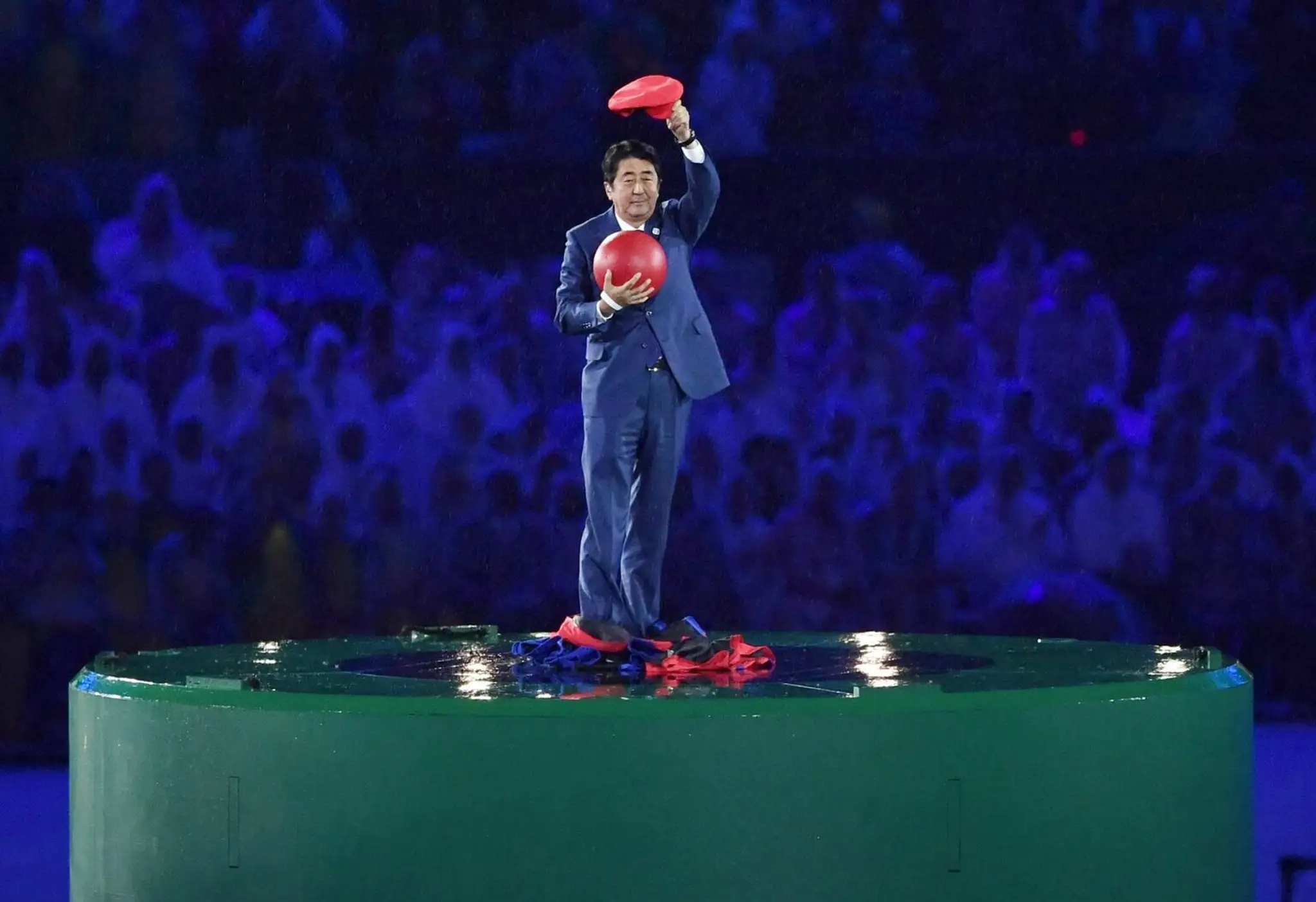 Japonský premiér Šinzo Abe prevzal symbolickú štafetu počas záverečného ceremoniálu LOH v Riu.