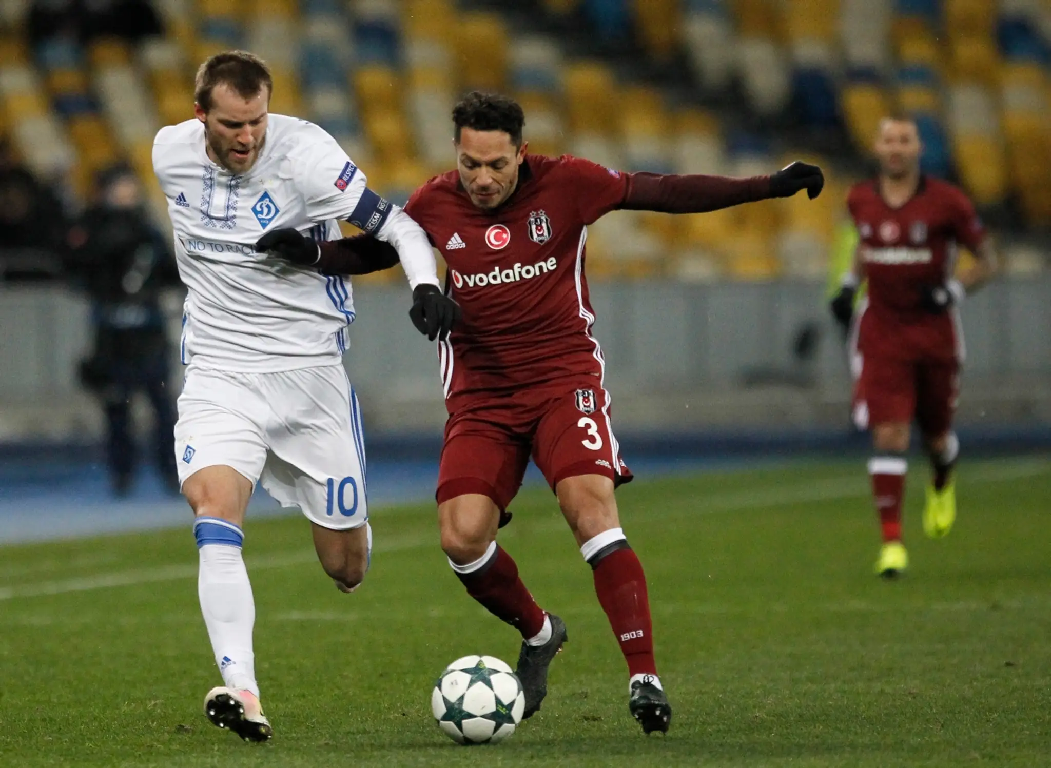 Andrej Jarmolenko (vľavo) z Dynama Kyjev v dueli LM bojuje o loptu s Adrianom z Besiktasu Istanbul.