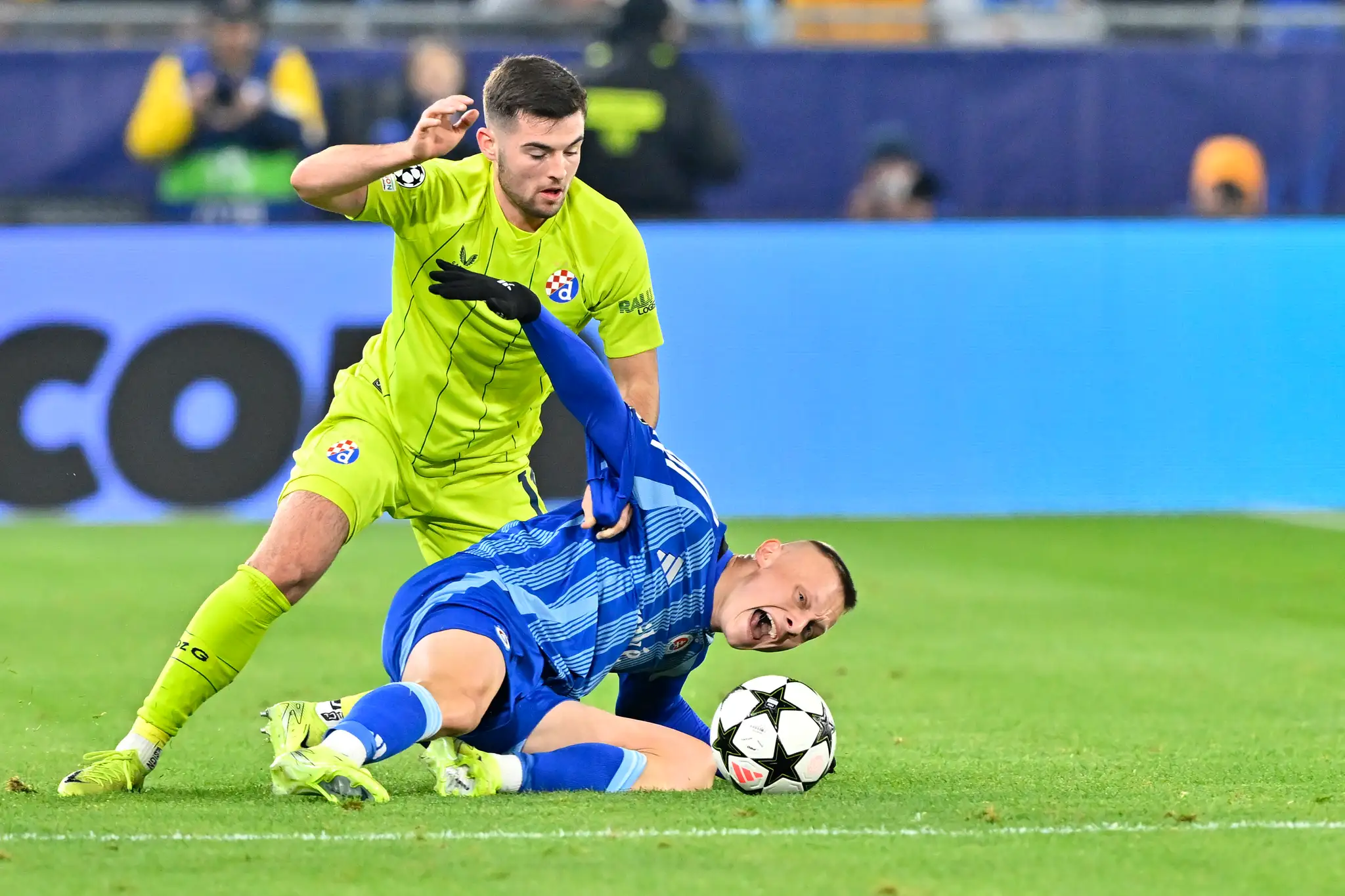Na snímke sprava Nino Marcelli (Slovan) a Martin Baturina (Dinamo) bojujú o loptu.