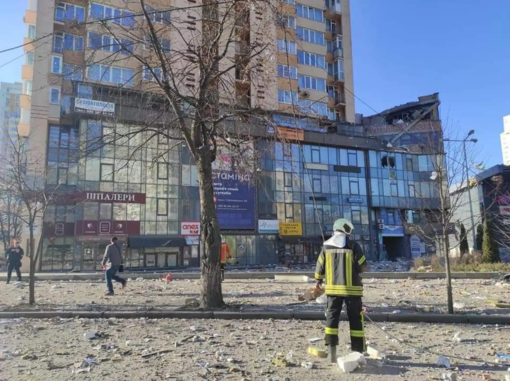 Záchranár na chodníku pod budovou