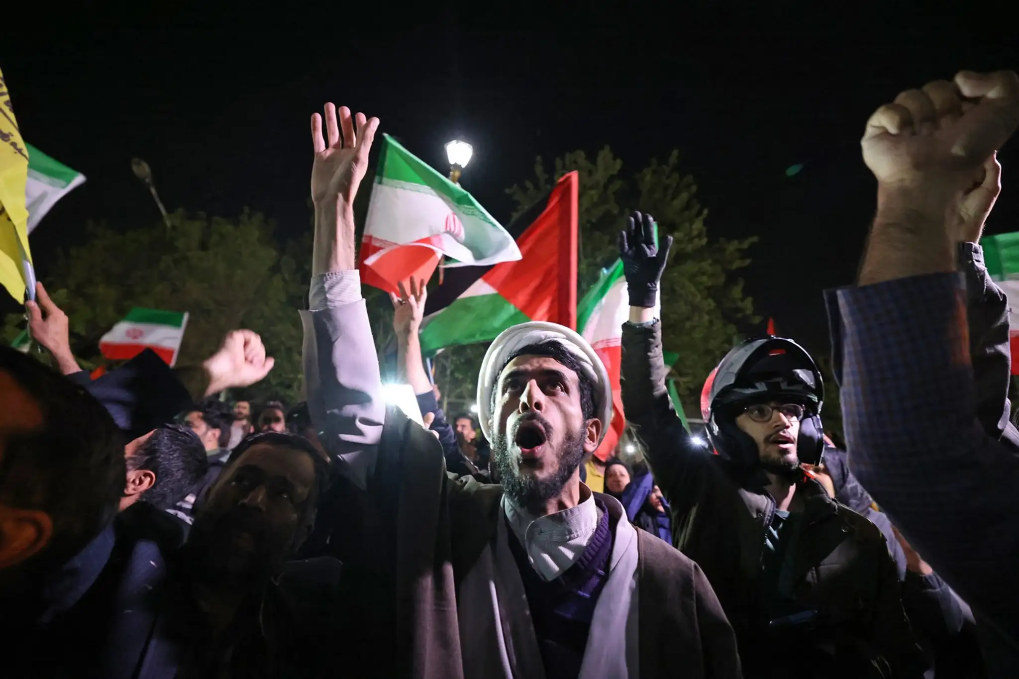 Iránčania s palestínskymi vlajkami demonštujú pred britskou ambasádou v Teheráne.
