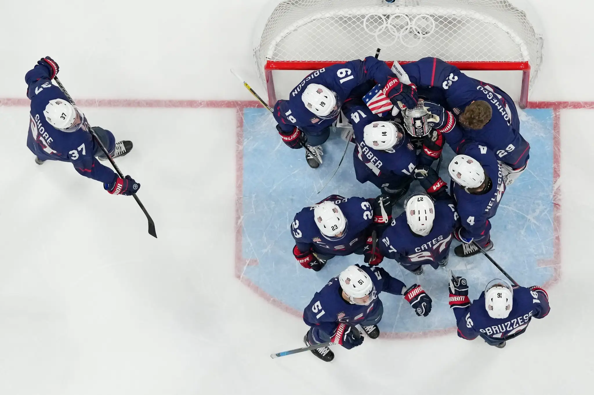 Americkí hráči po prehre so Slovenskom vo štvrťfinále ZOH 2022.