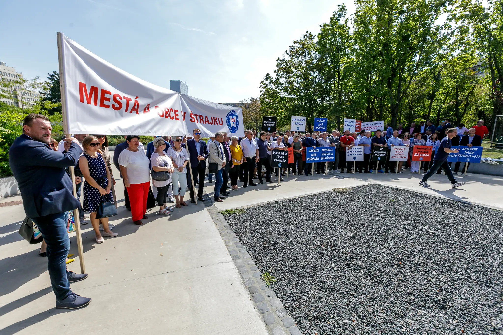 Protest Združenia miest a obcí Slovenska pred Úradom vlády SR