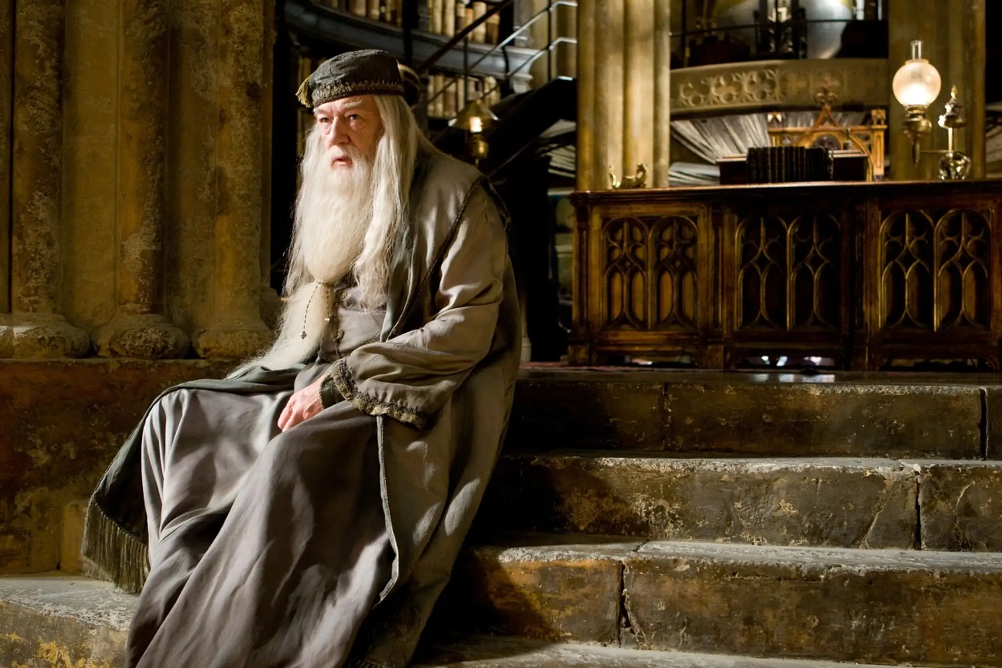 Michael Gambon v úlohe profesora Aldusa Dumbledorea.