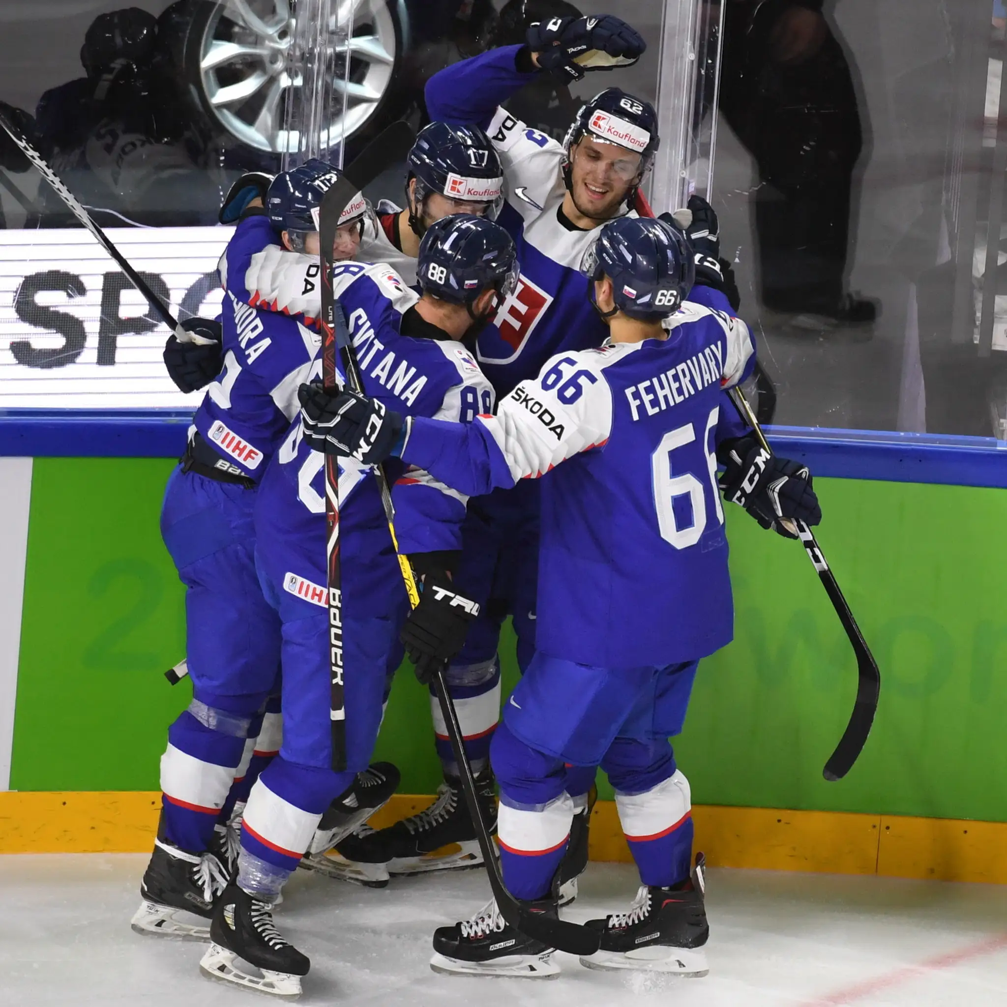 Slovenskí hráči sa tešia z gólu vo francúzskej sieti v dueli na MS 2018.