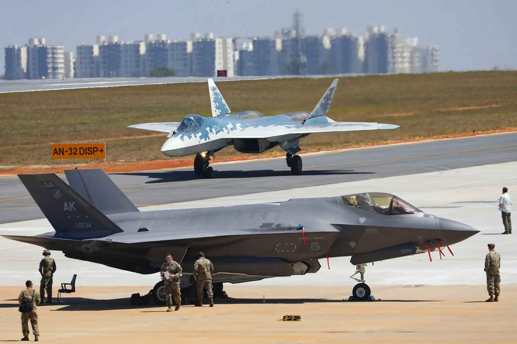 Na 15. ročníku leteckého veľtrhu Aero India 2025 je v pozadí vidieť ruský Suchoj Su-57 a americký F-35.