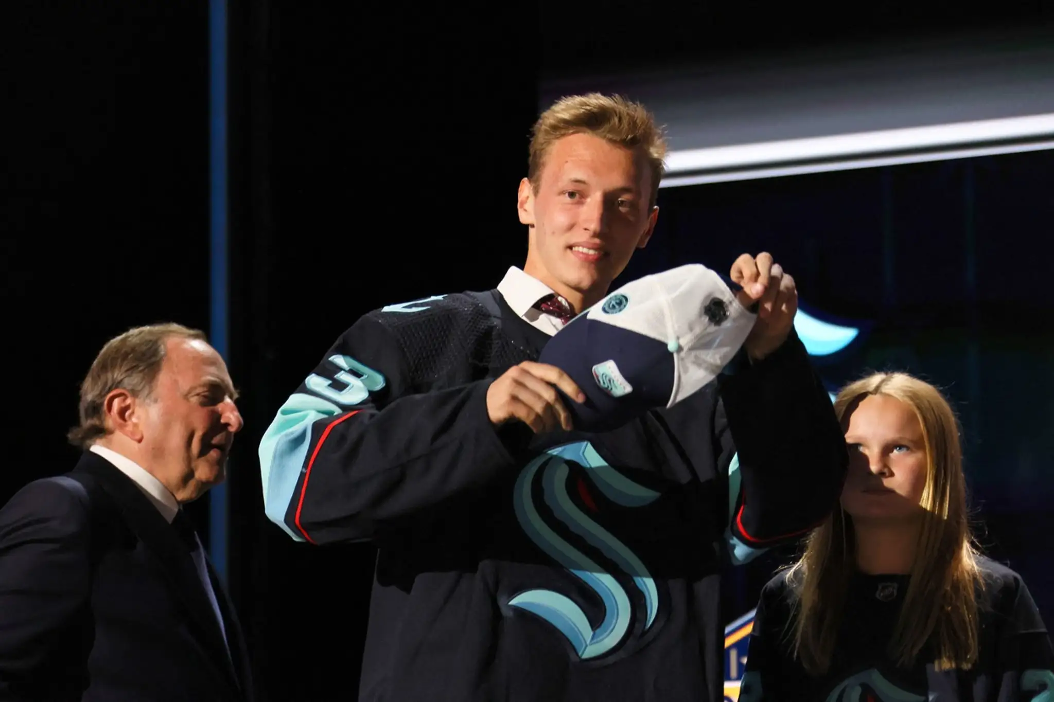 Čech Eduard Šalé v drese Seattle na NHL drafte 2023.