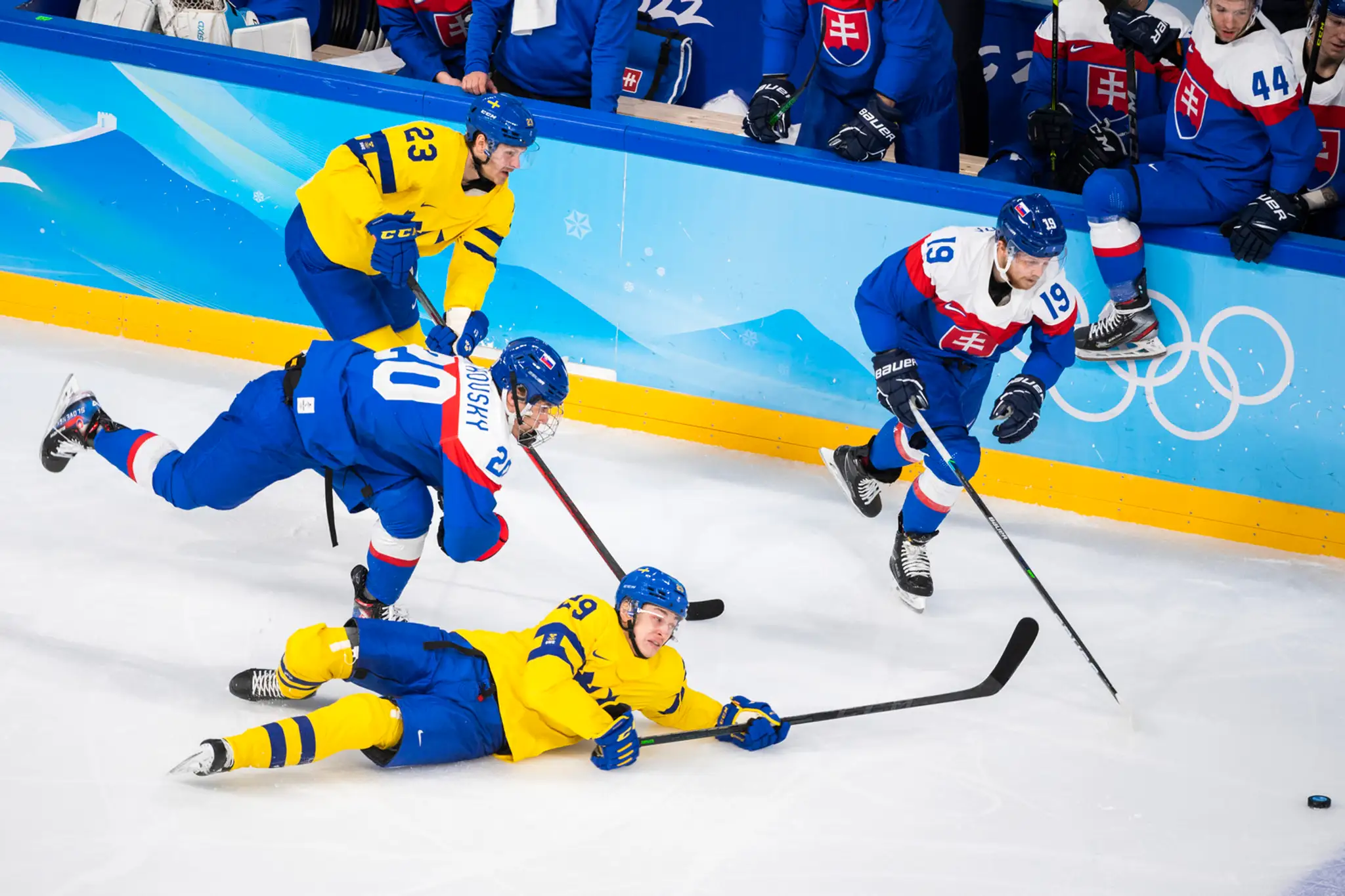 Zľava Švéd Lucas Wallmark, Juraj Slafkovský, Švéd Pontus Holmberg a Michal Krištof v zápase ZOH 2022.