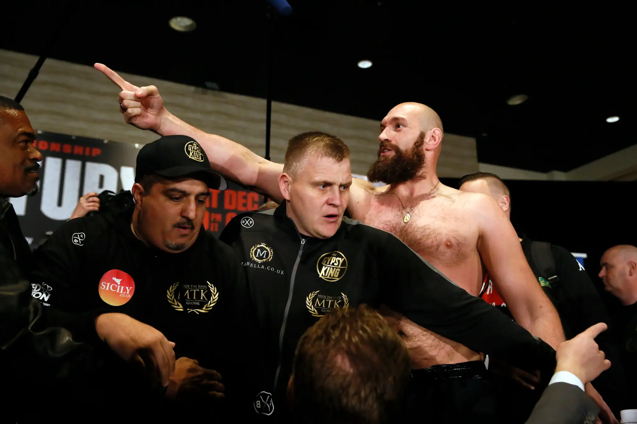 Tyson Fury ukazuje na Deontaya Wildera.