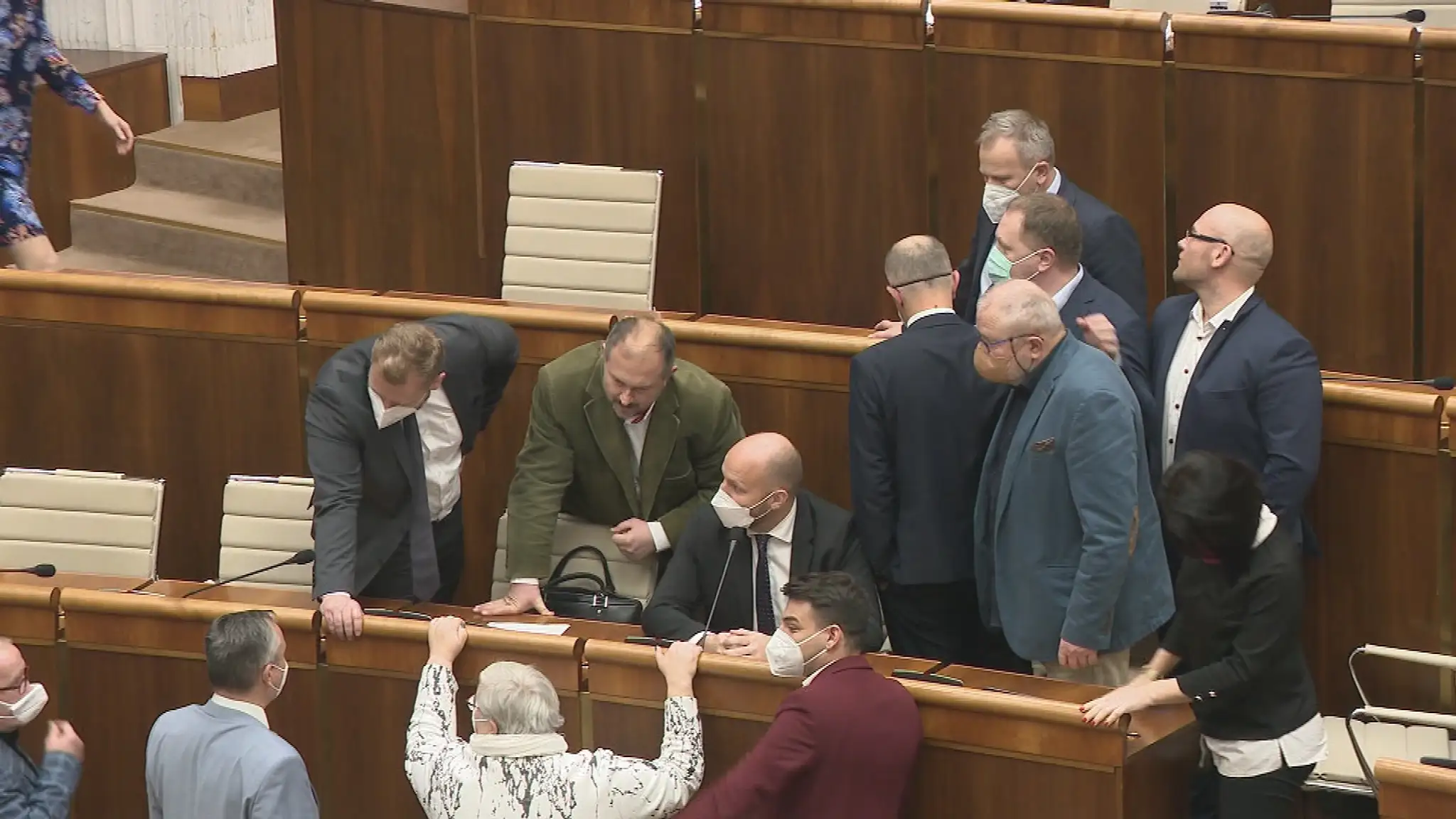 Hádka poslancov v pléne.