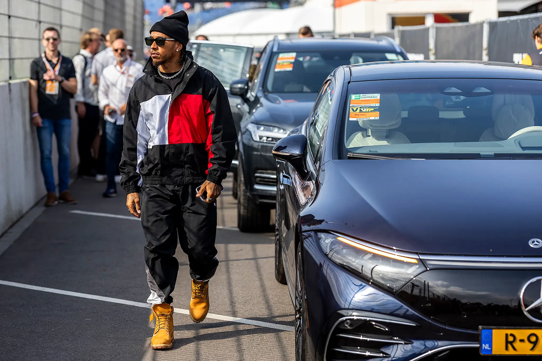 Britský pilot Lewis Hamilton prichádza na okruh.