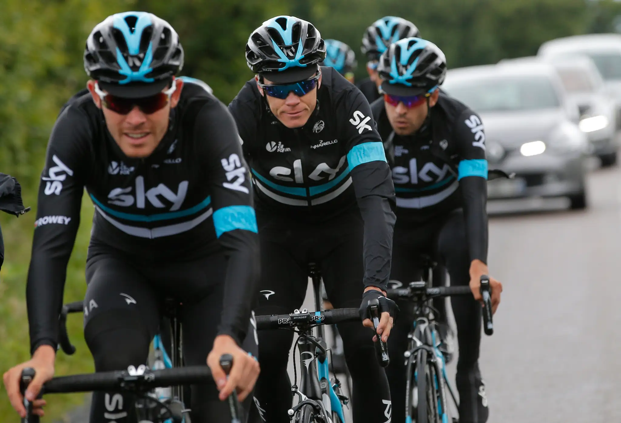 Chris Froome s kolegami z tímu Sky počas tréningu