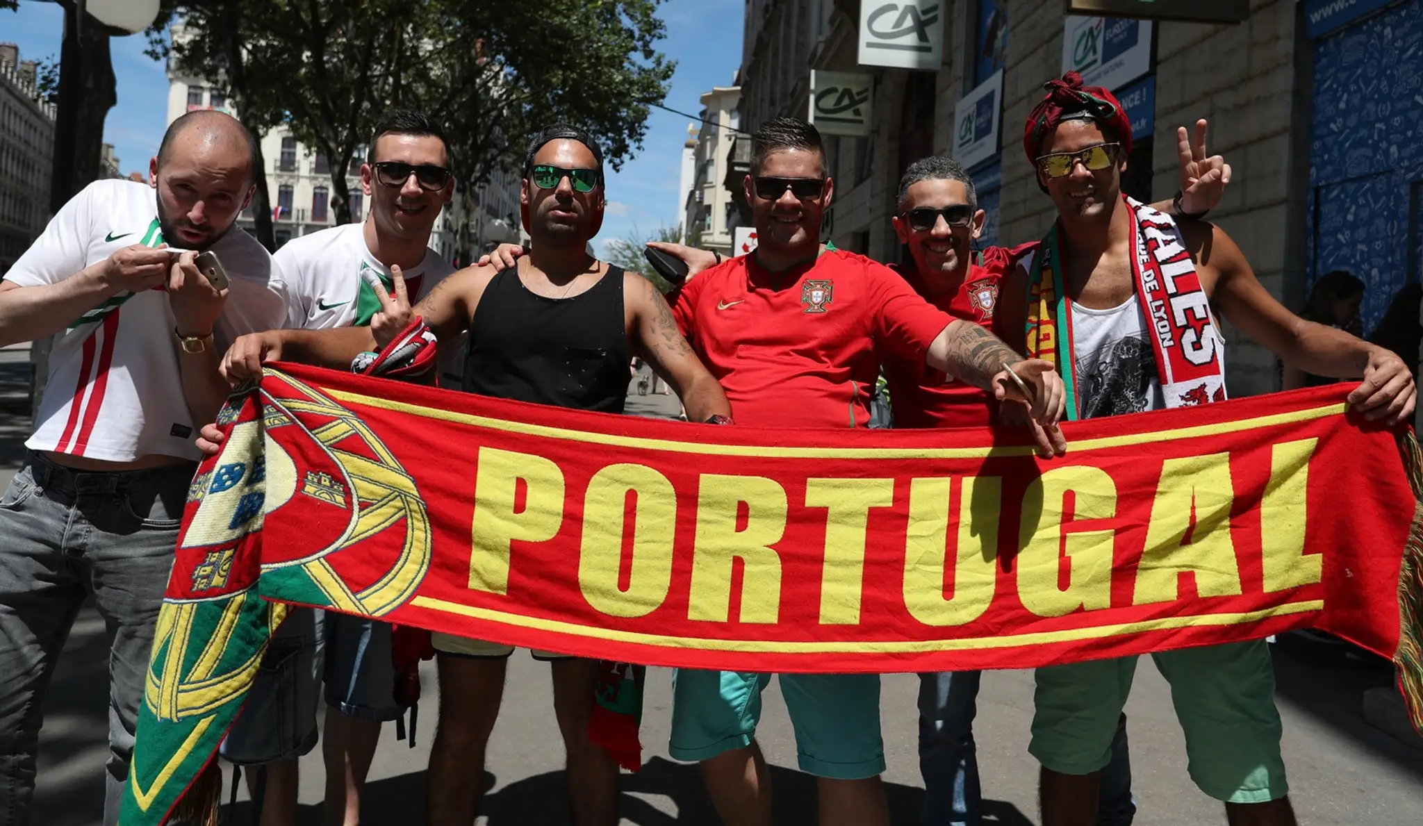 Portugalskí fanúšikovia pózujú pred semifinálovým duelom ME proti Walesu.
