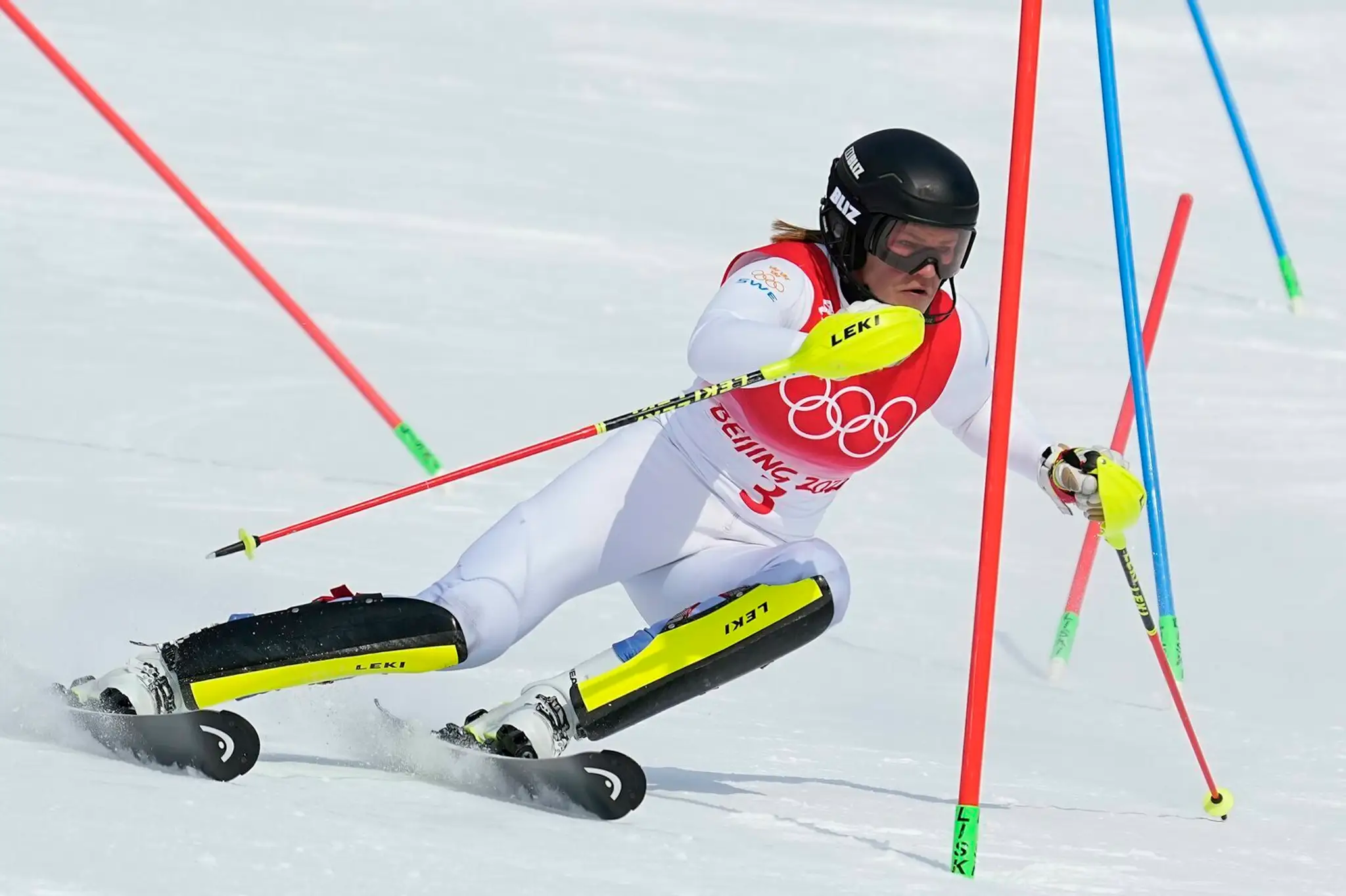 Švédska lyžiarka Anna Swennová Larsonová v druhom kole slalomu na ZOH 2022.