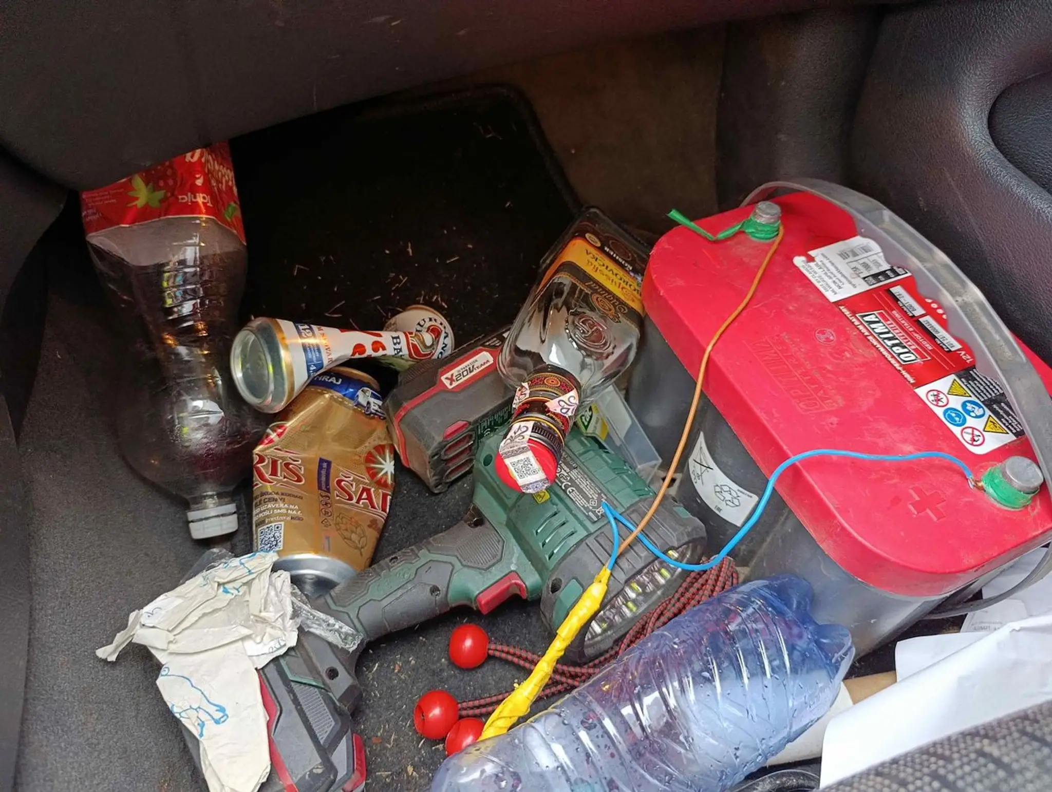 Opitý muž si po nehode ustlal v kufri a spal. V aute našli policajti niekoľko fliaš alkoholu. Vedľa muža sa hral jeho malý syn.