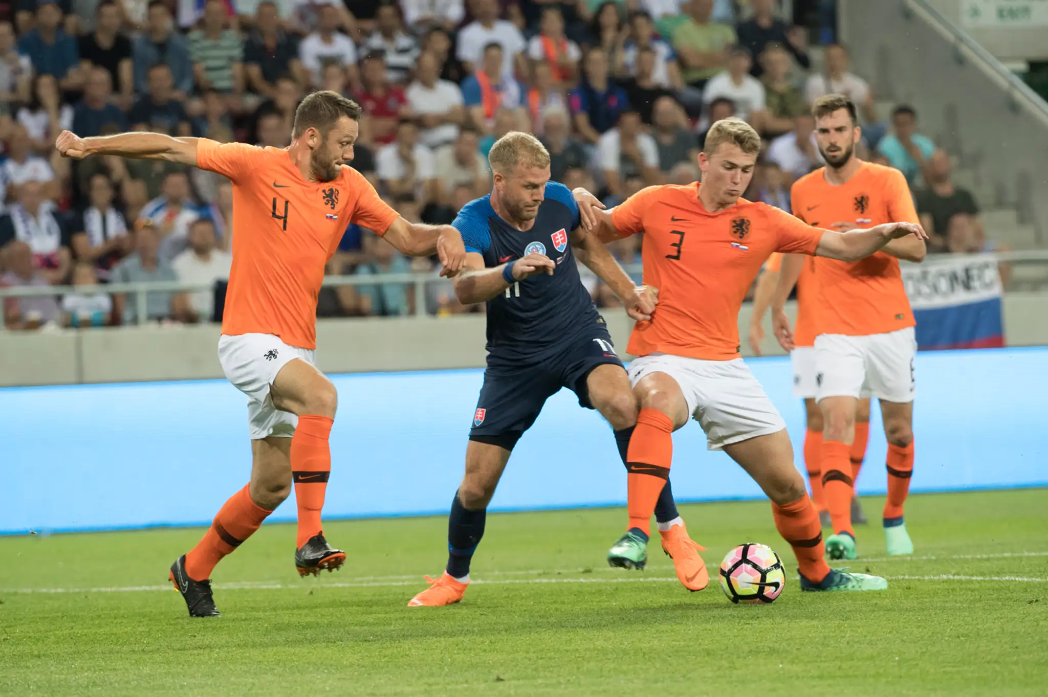 Holanďania vľavo Stefan de Vrij a Matthijs de Ligt obklopujú Adama Nemca v príprave.