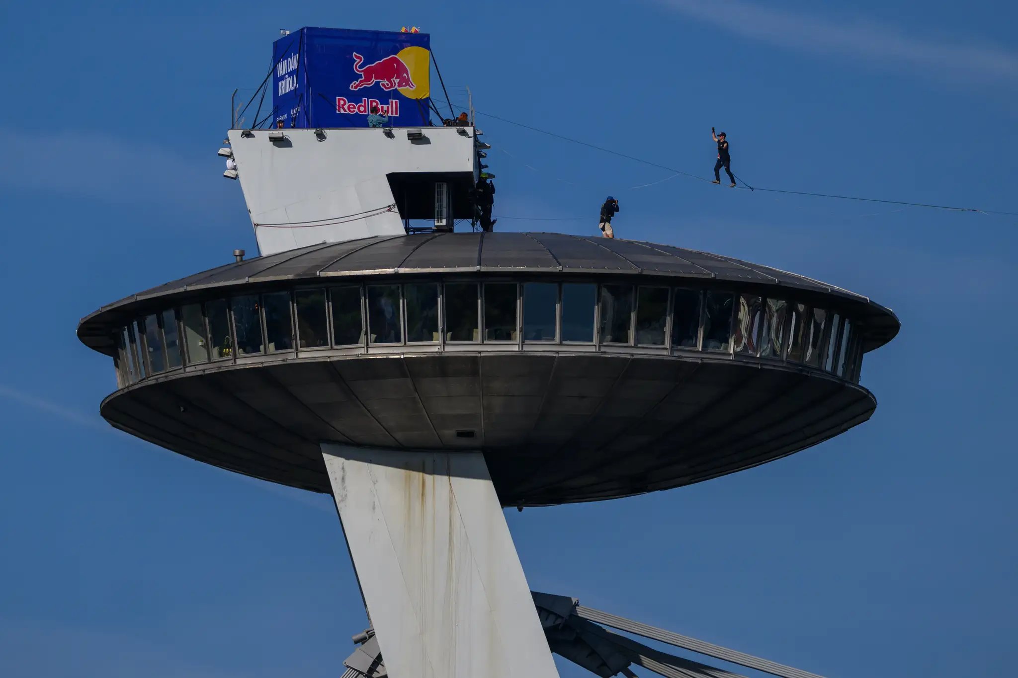 Estónec vo výške 100 metrov nad Bratislavou chce prekonať rekord.