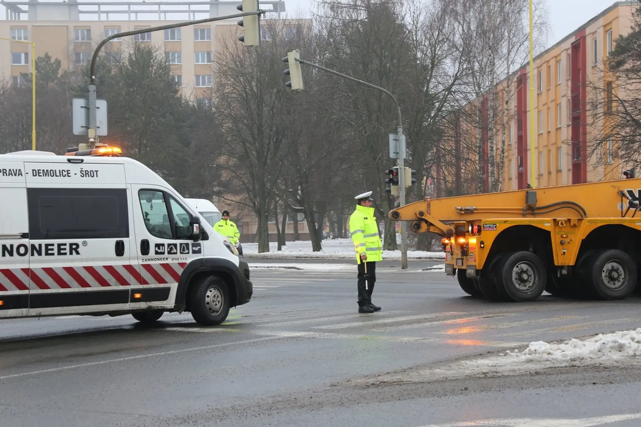 Konvoj s demolačným strojom, ktorý zbúral bytovku v Prešove.