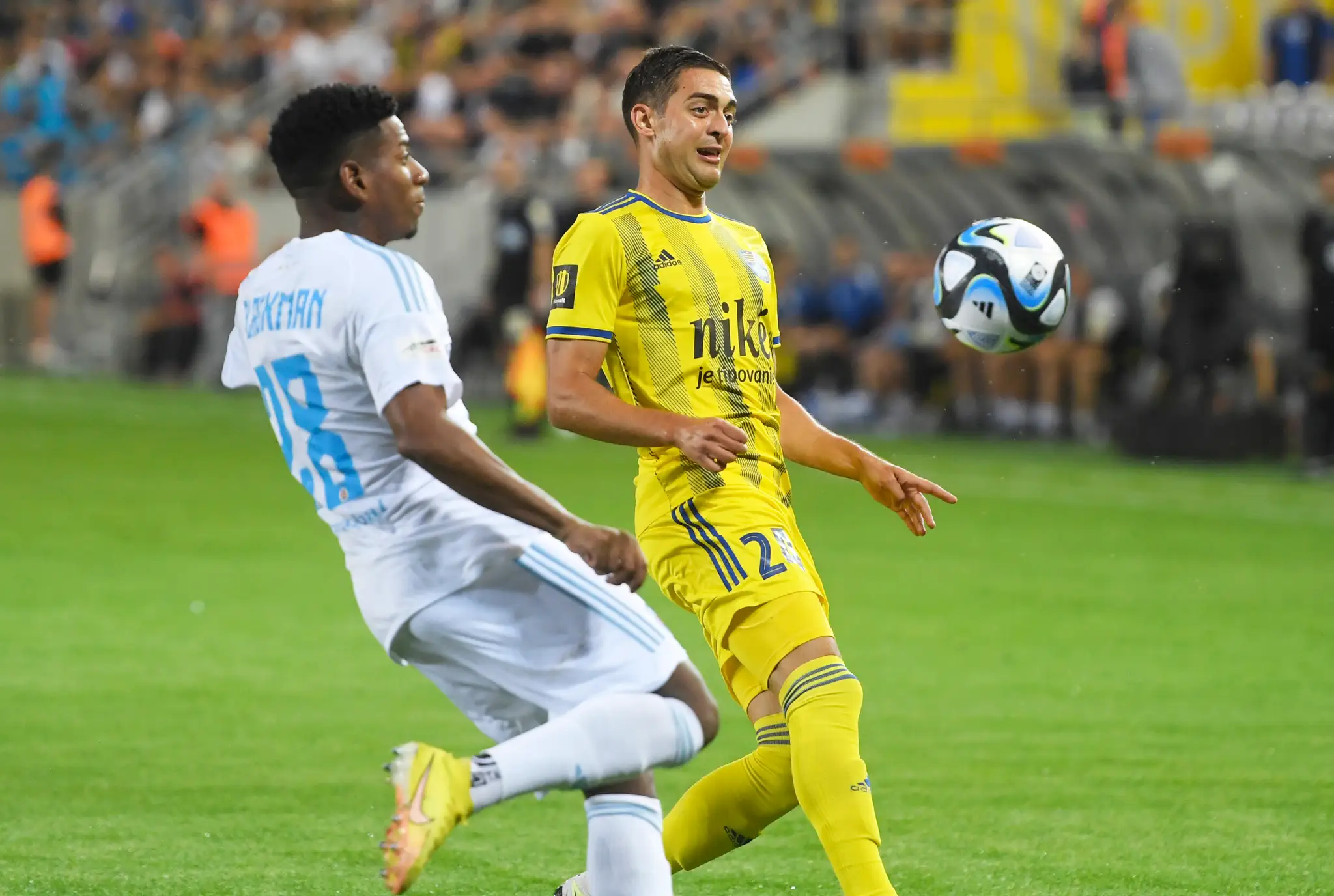Na snímke vpravo Michal Faško (Košice) a vľavo Cesar Rodolfo (Slovan).