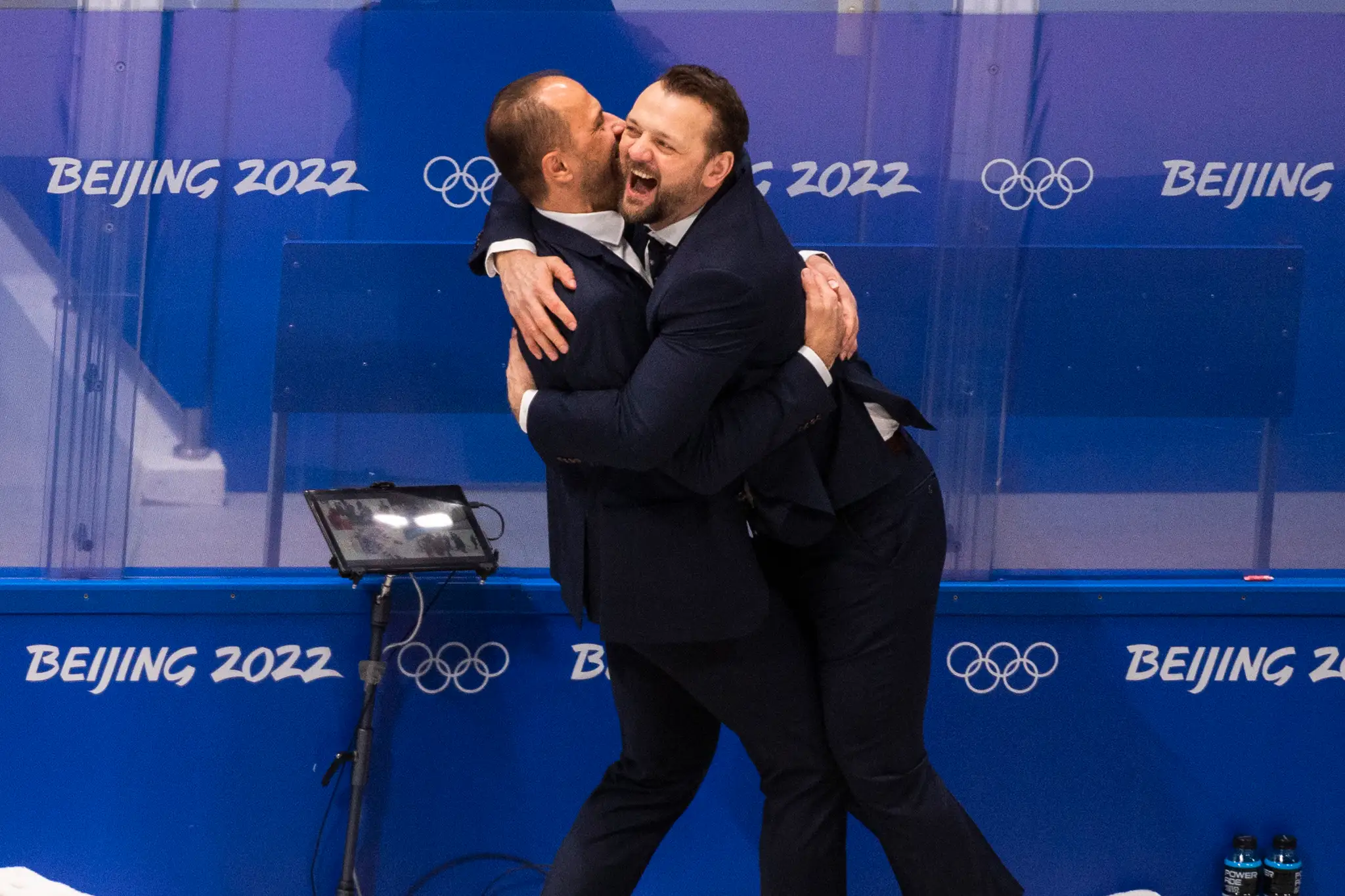 Zľava asistenti trénera SR Ján Pardavý a Andrej Podkonický oslavujú postup do semifinále ZOH 2022.