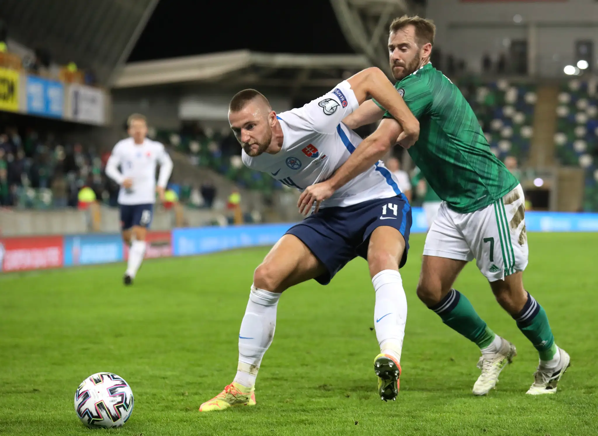 Hráči Severného Írska oslavujú gól vo finále play off EURO 2020 proti Slovensku.