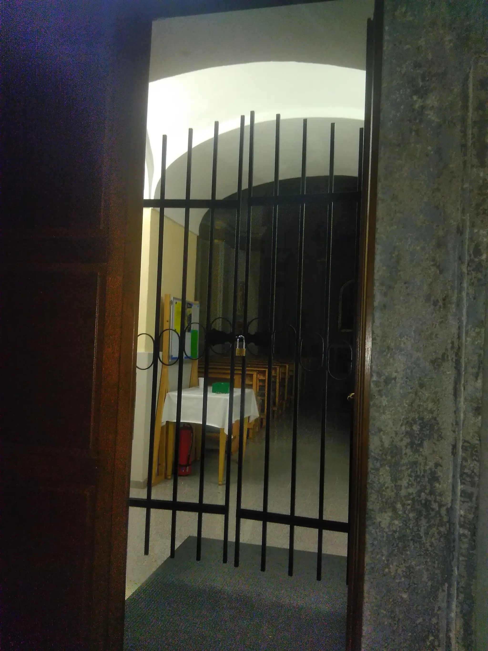 Muž sa zasekol medzi mrežou a stenou.