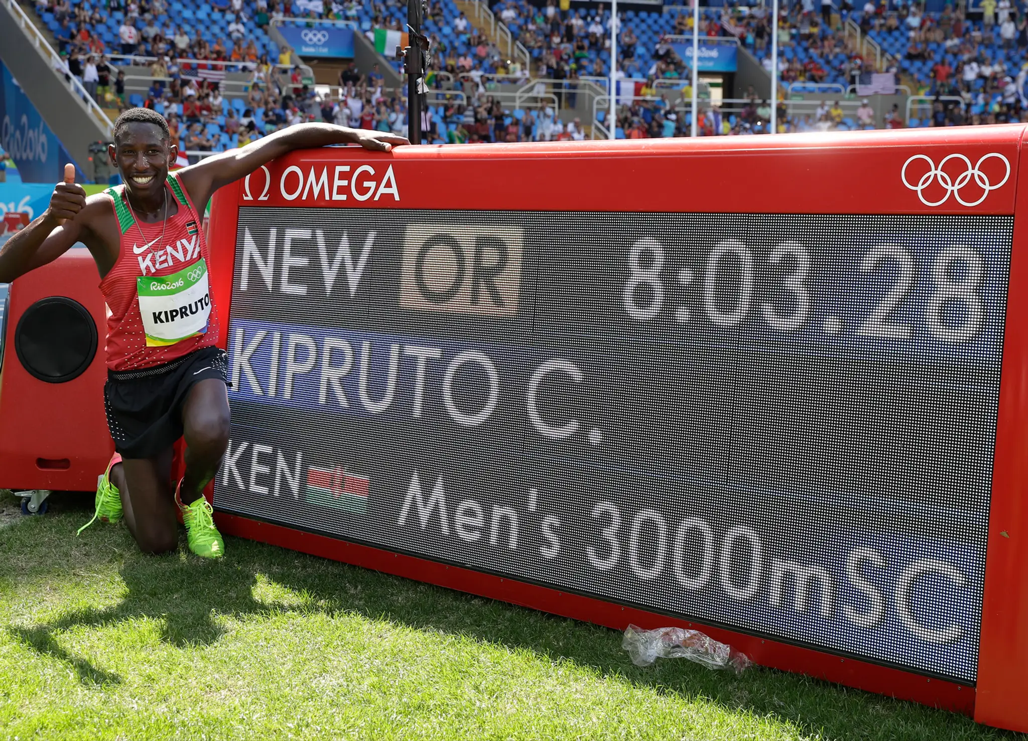 Kenský bežec Conseslus Kipruto oslavuje víťazstvo v behu na 3000 m cez prekážky v novom olympijskom rekorde.