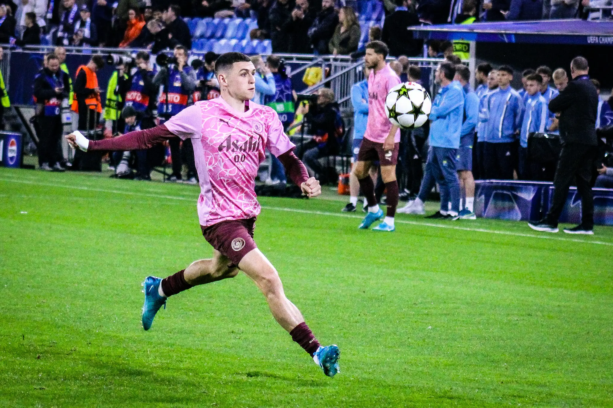 Phil Foden počas rozcvičky