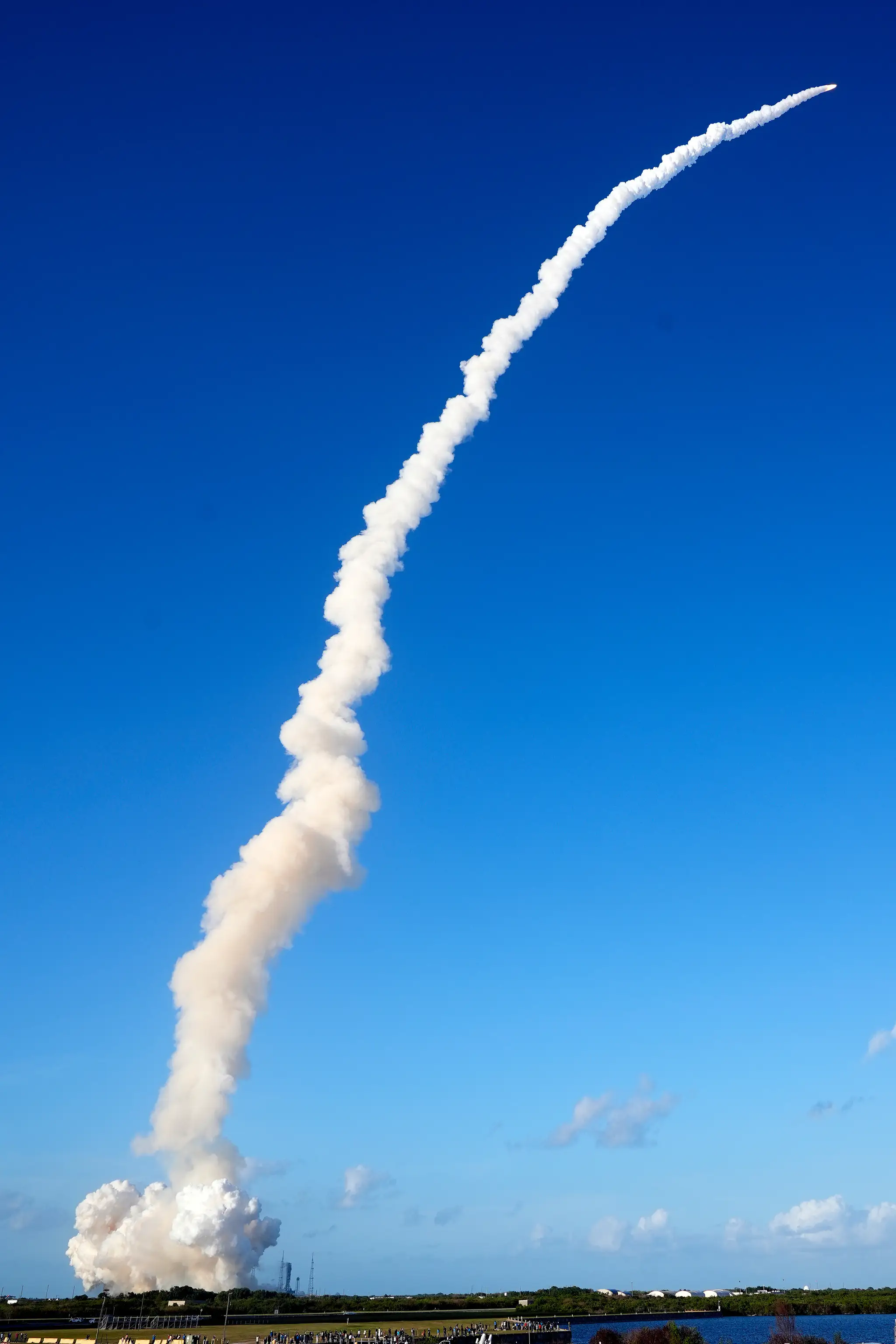 Štart rakety SLS z Kennedyho vesmírneho centra.