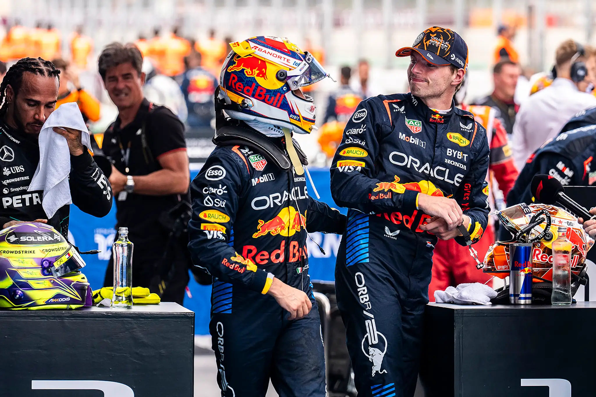 Tímoví kolegovia z Red Bullu Sergio Perez a Max Verstappen.