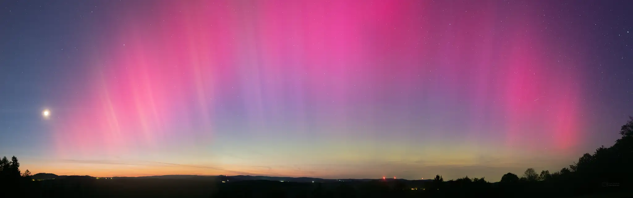 Polárna žiara i takzvaný aurorálny anjel nad obcou Záhořice.