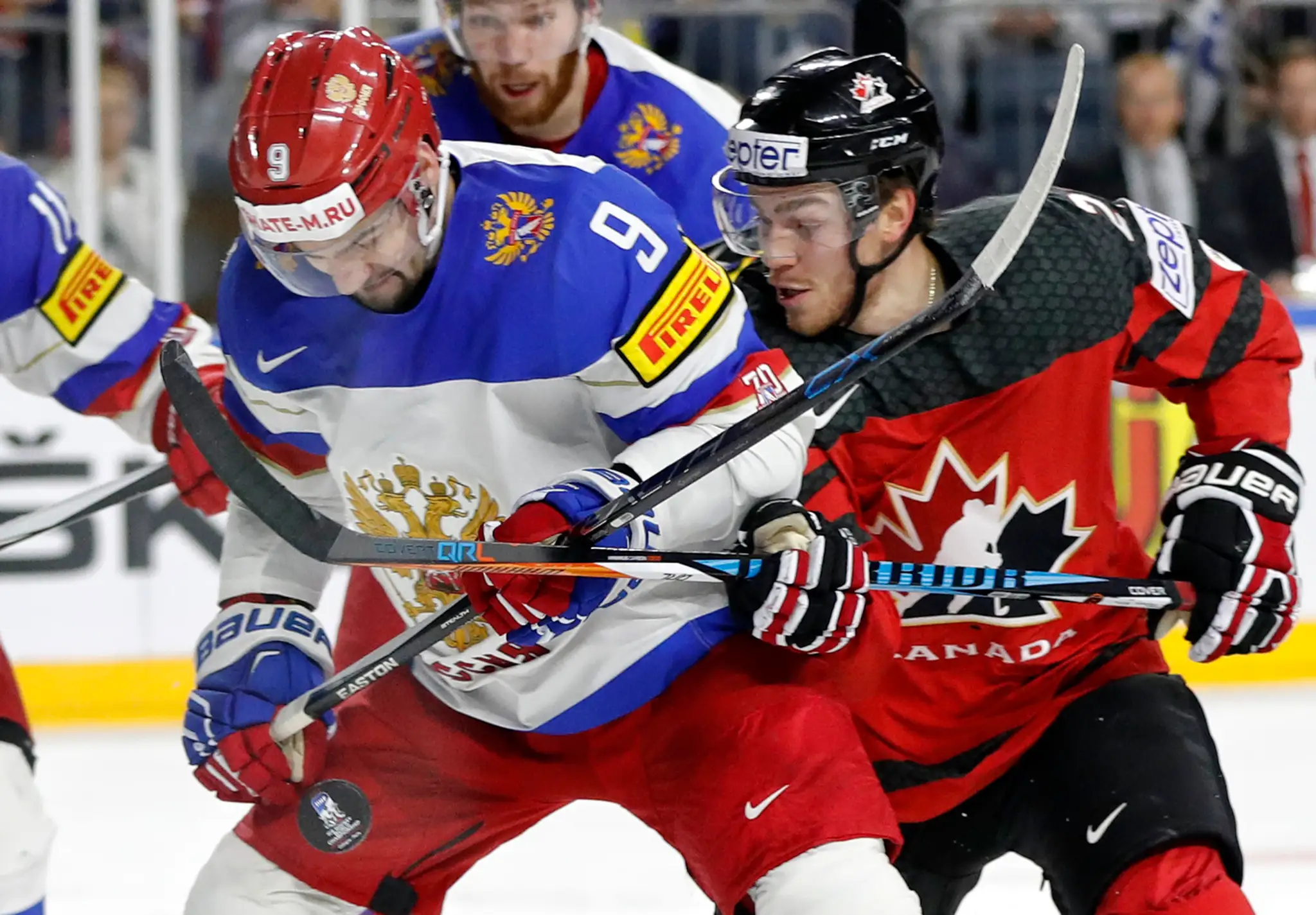 Viktor Antipin (vľavo) z Ruska a Kanaďan Brayden Point zápasia o puk v semifinále MS 2017.