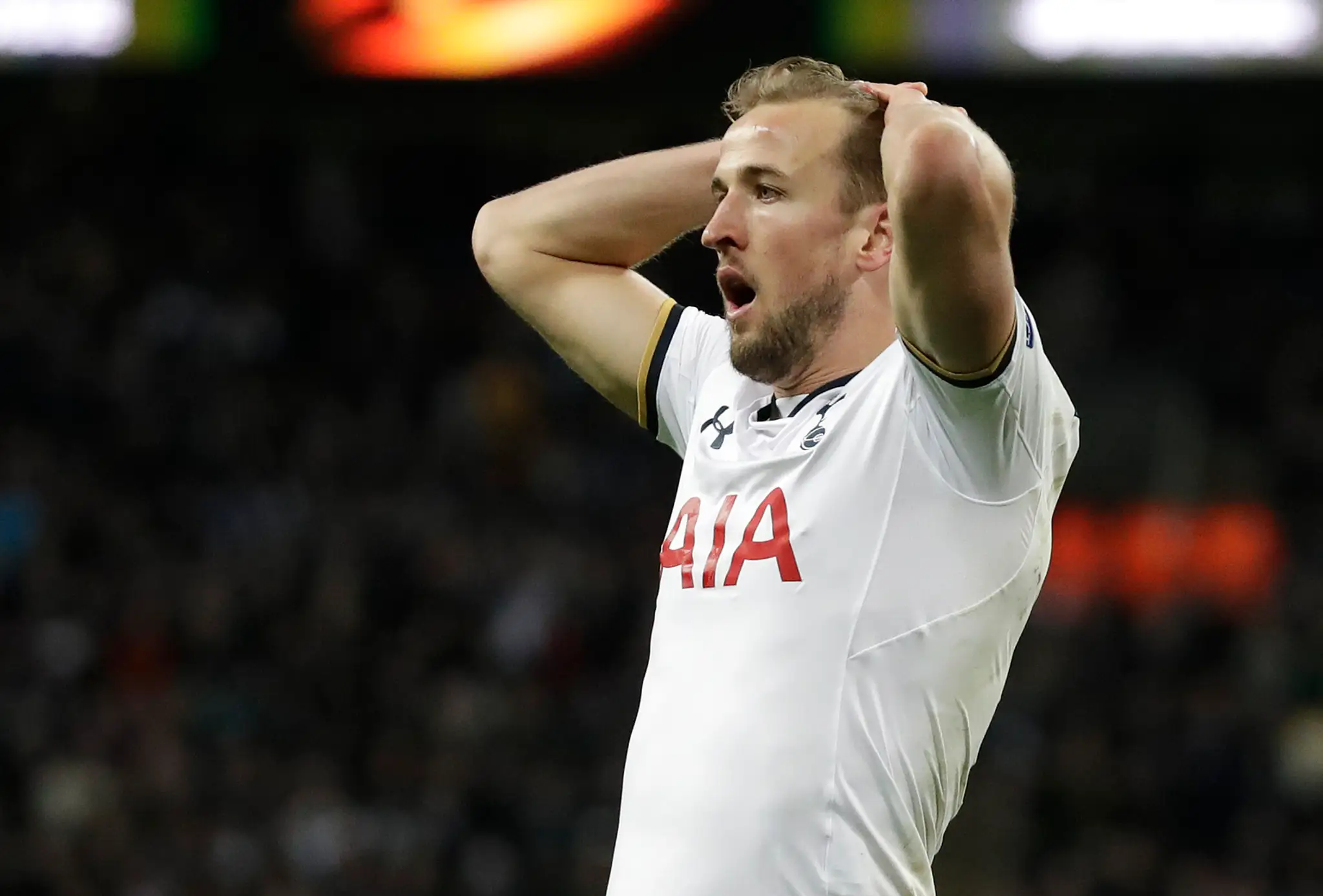 Zakončovateľ Tottenhamu Harry Kane si spytuje svedomie v šestnásťfinále EL proti Gentu.