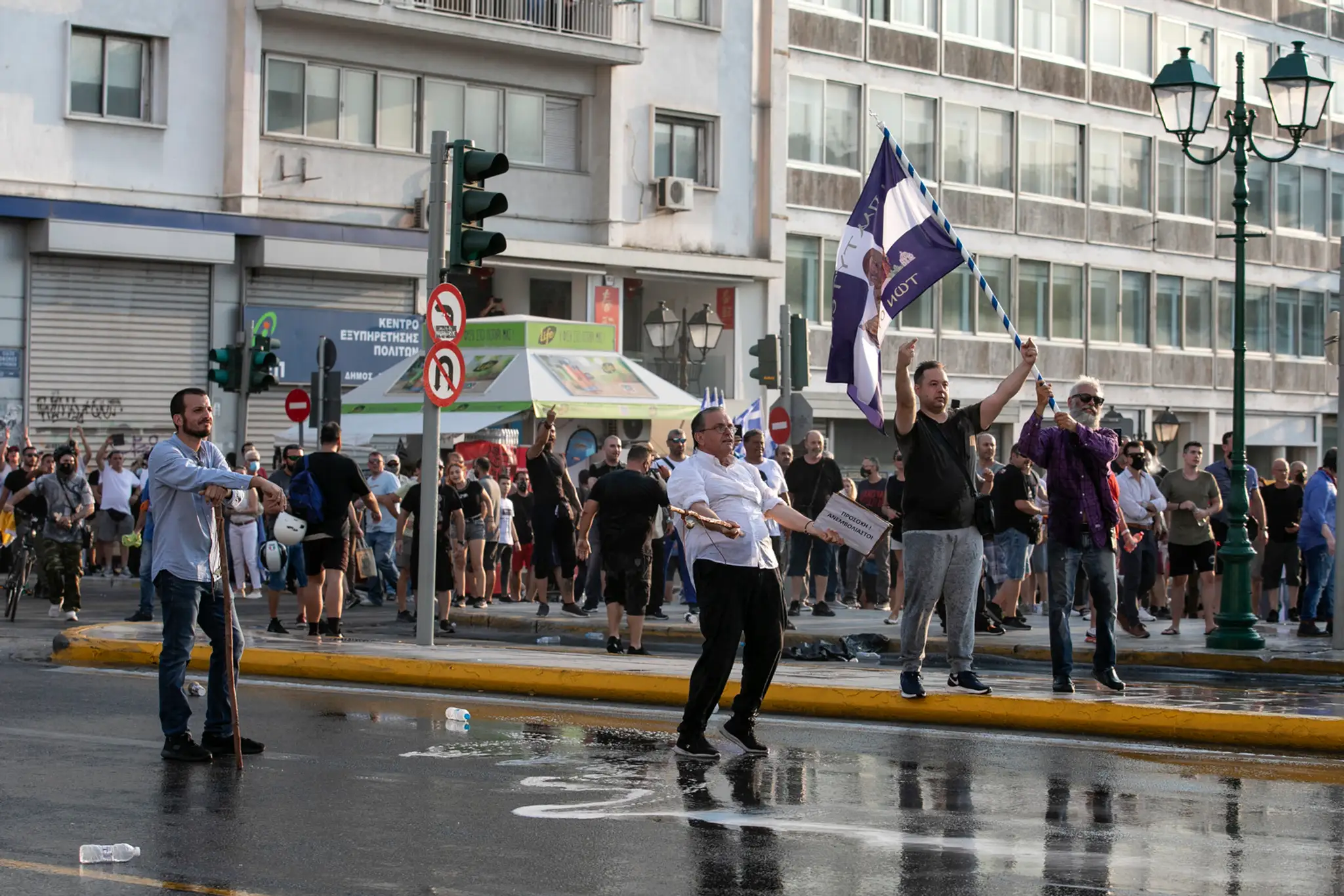 Tisícky Grékov protestovali proti plánom na zavedenie povinného očkovania