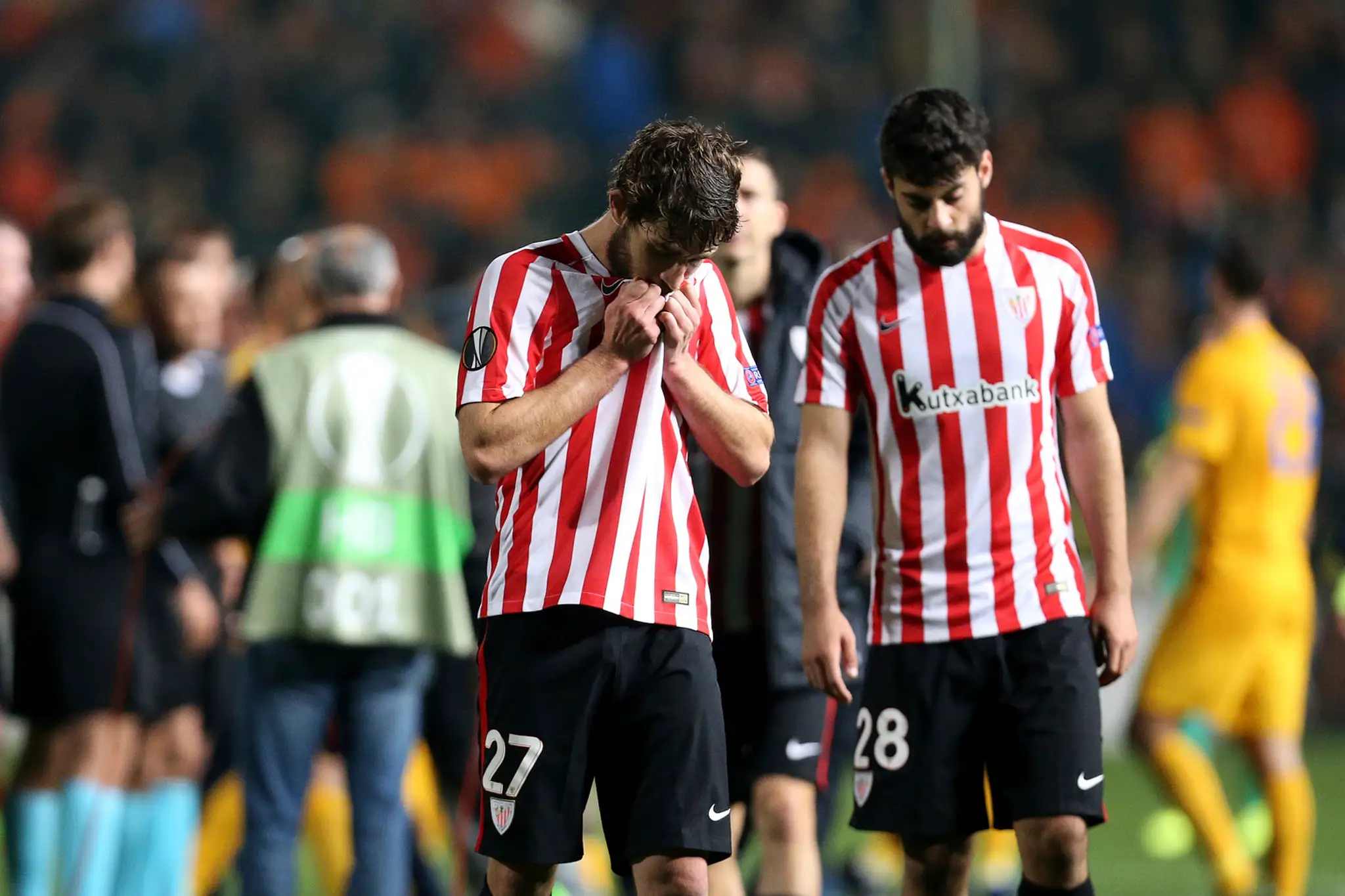 Sklamaní hráči Bilbaa Yeray Álvarez (vľavo) a Asier Villalibre po vypadnutí v šestnásťfinále EL proti APOELu Nikózia.