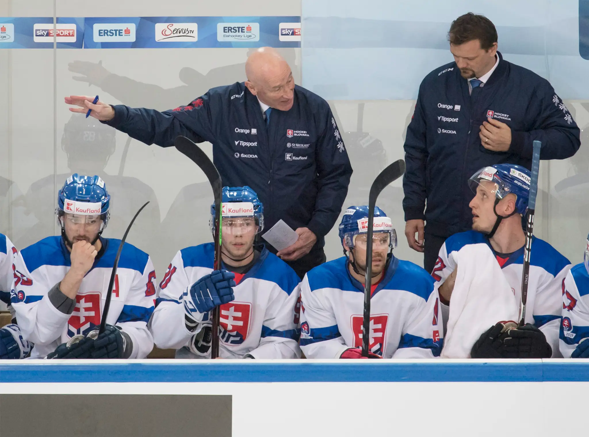Hore vľavo tréner Craig Ramsay a vpravo asisitent Andrej Podkonický, dole zľava Martin Bakoš, Matúš Sukeľ, Rastislav Špirko a Ra
