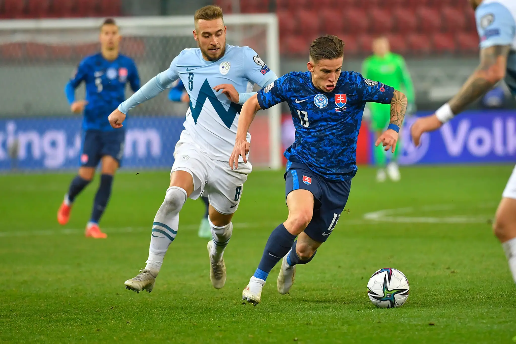 Tomáš Suslov (vpravo) a Slovinec Sandi Lovrič bojujú o loptu v kvalifikácii MS 2022.
